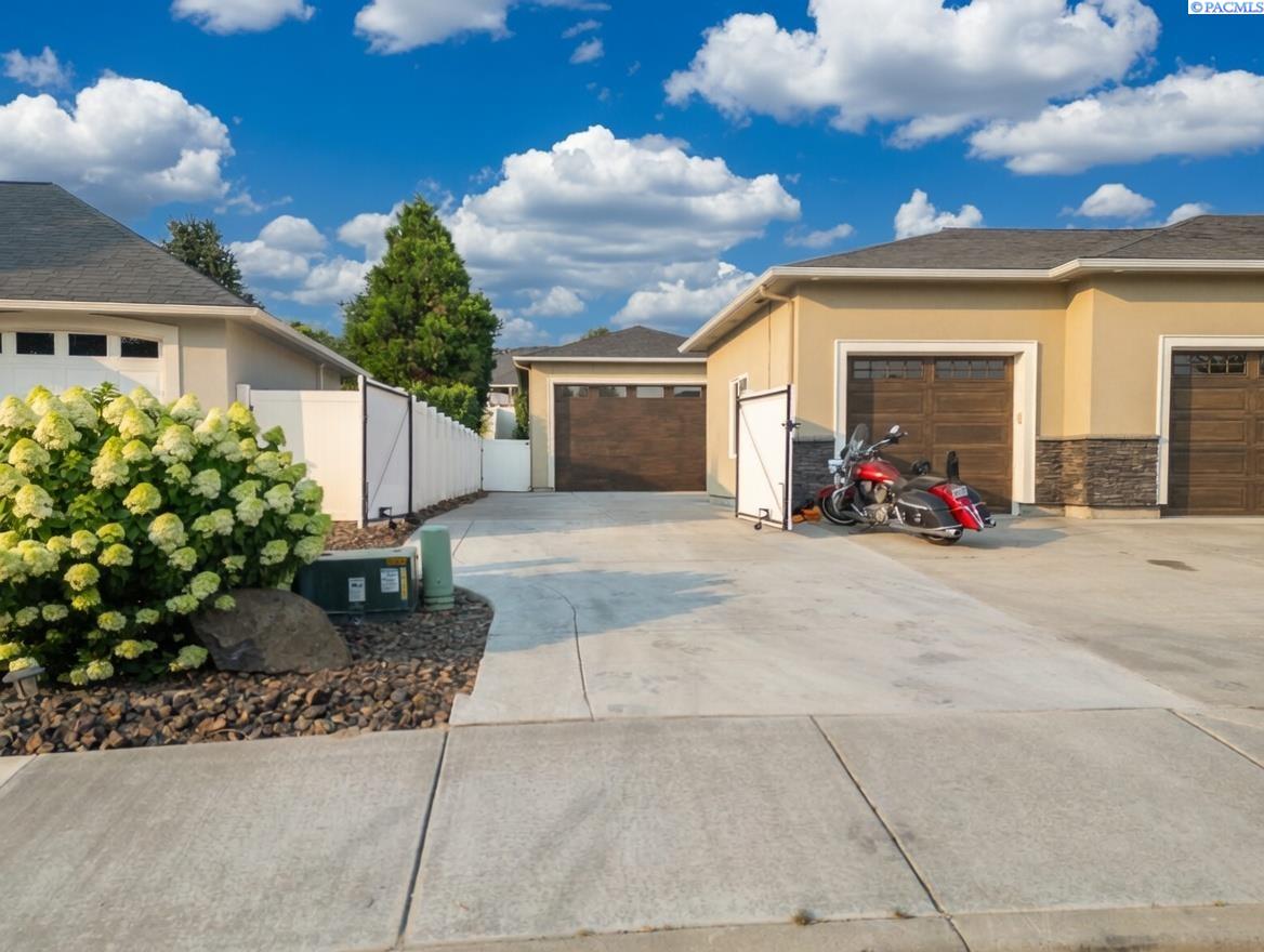 5701 Kenra Lp, West Richland, WA 99353