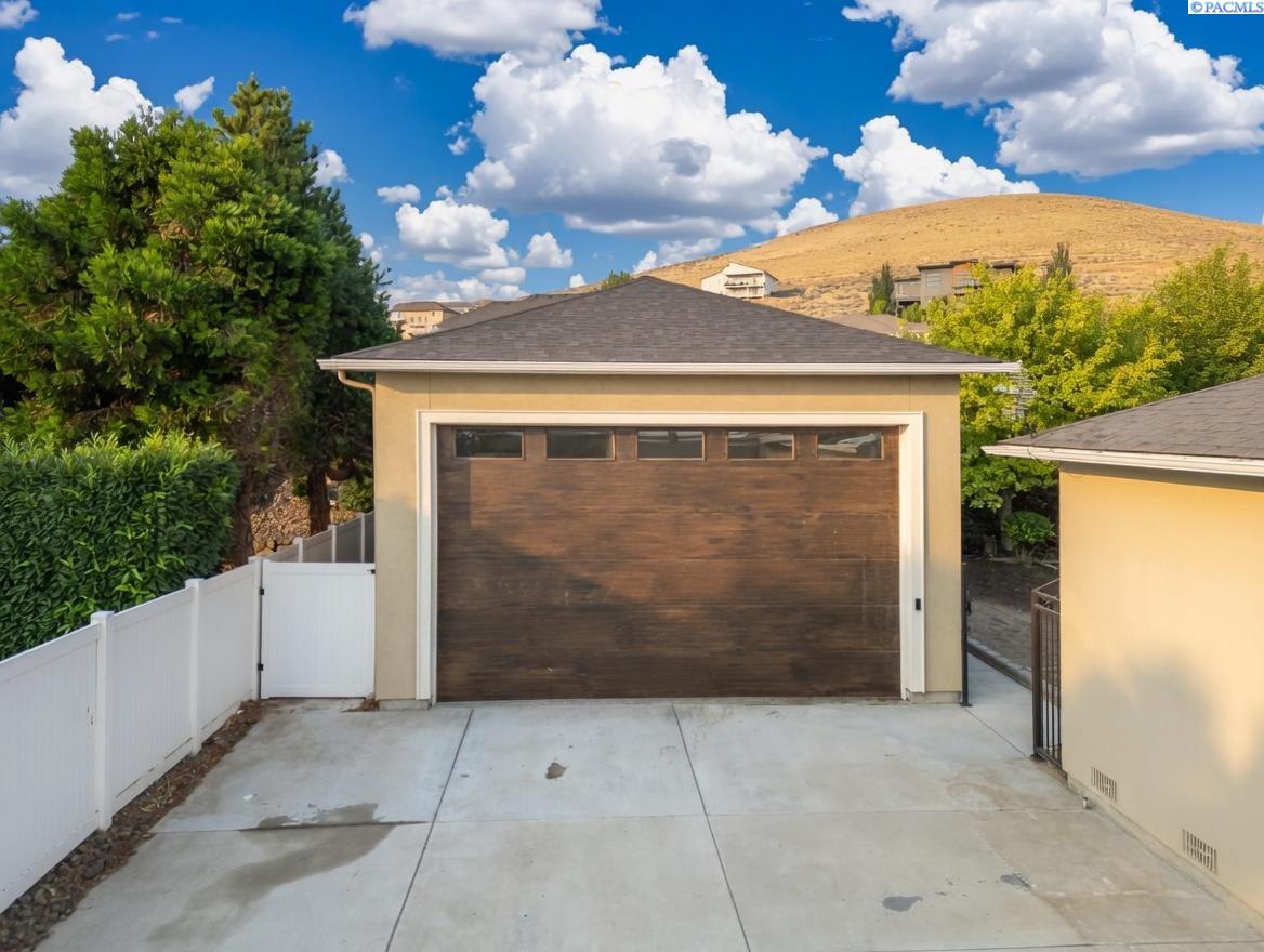 5701 Kenra Lp, West Richland, WA 99353