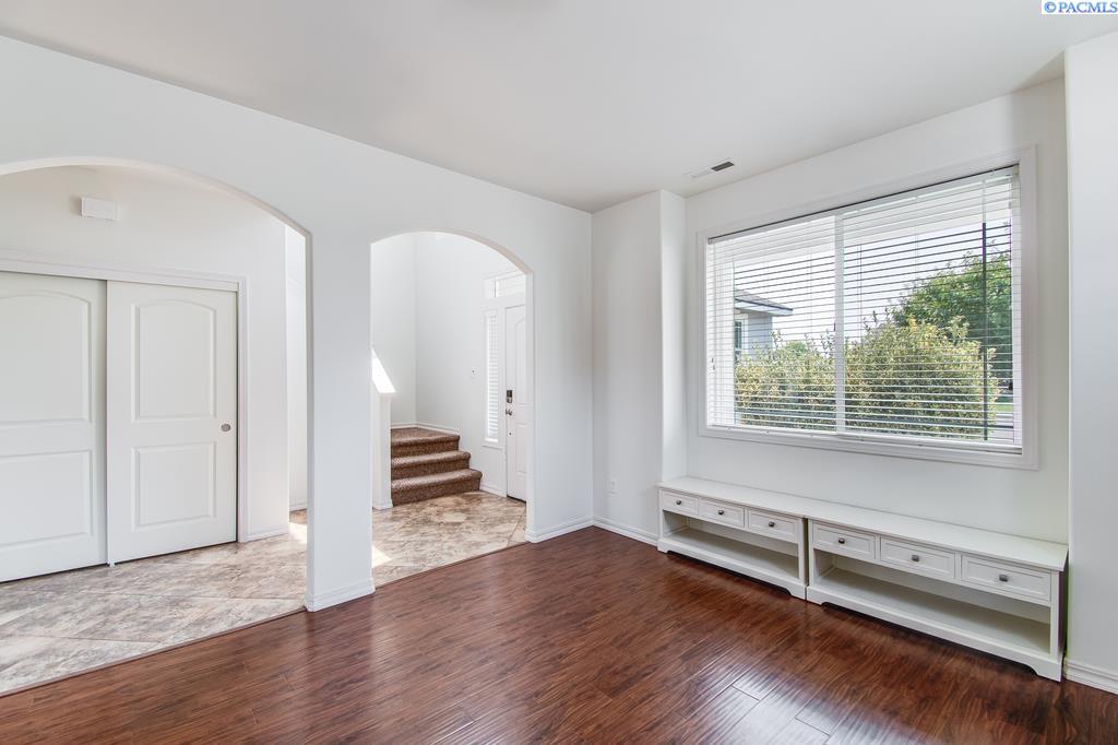 1815 Sunshine Ave, West Richland, WA 99353