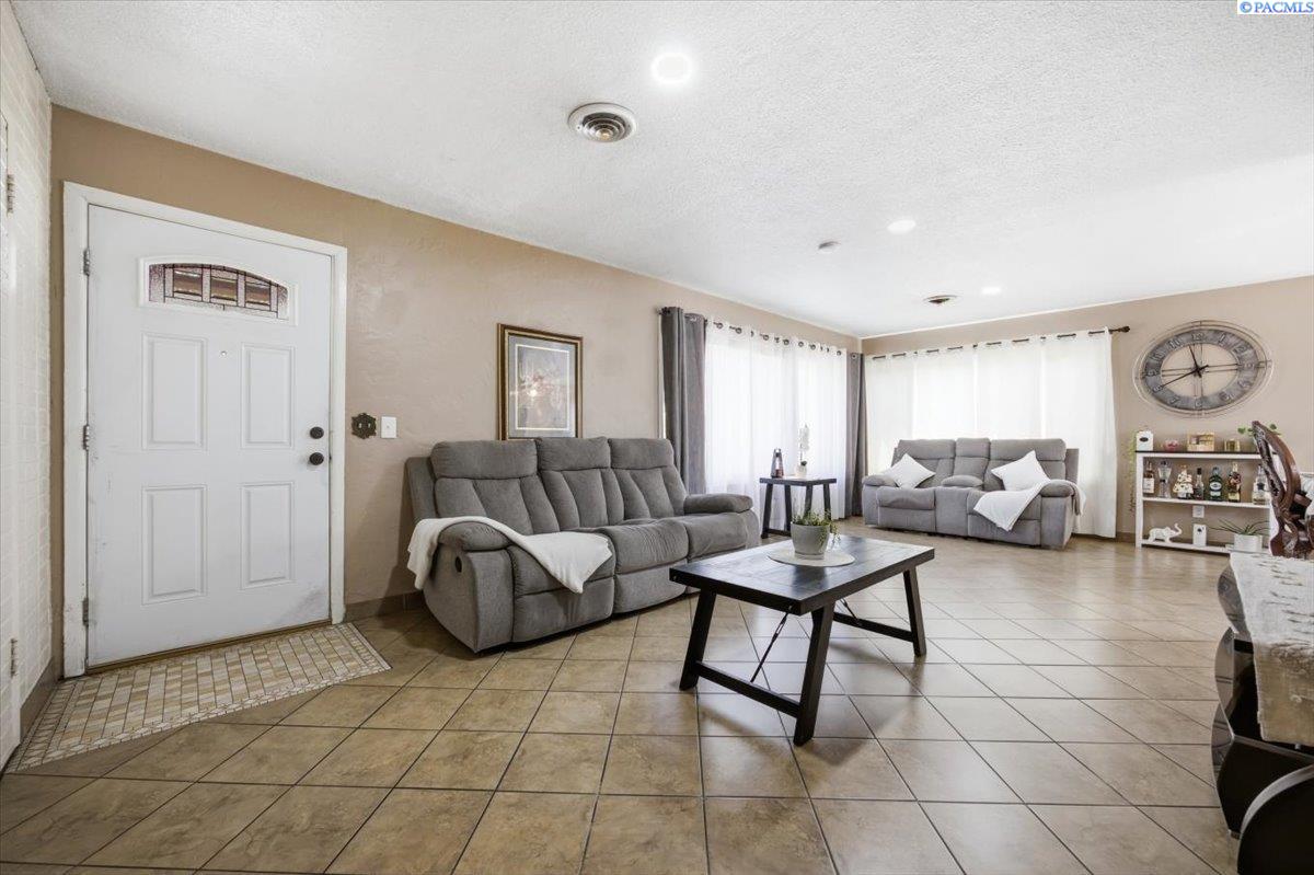 1628 Bonneville St, Pasco, WA 99301