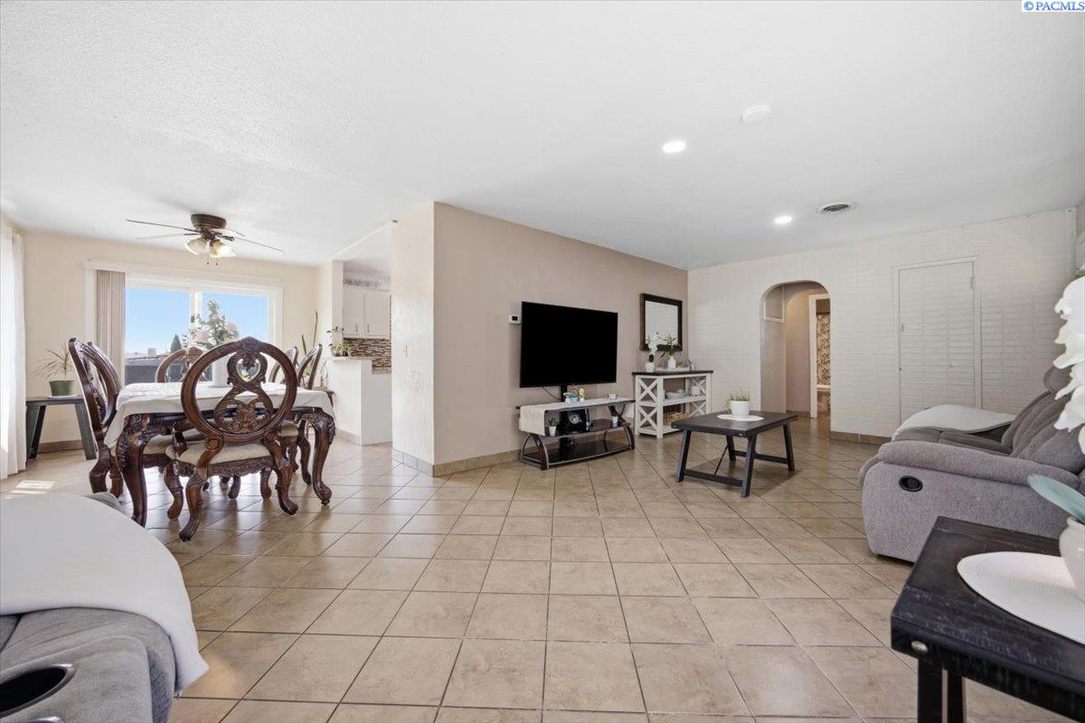 1628 Bonneville St, Pasco, WA 99301