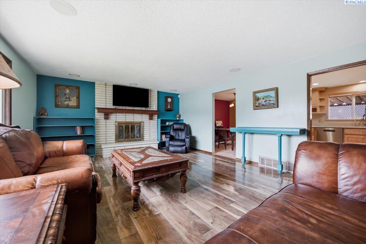 730 Lynnwood Loop, Richland, WA 99354