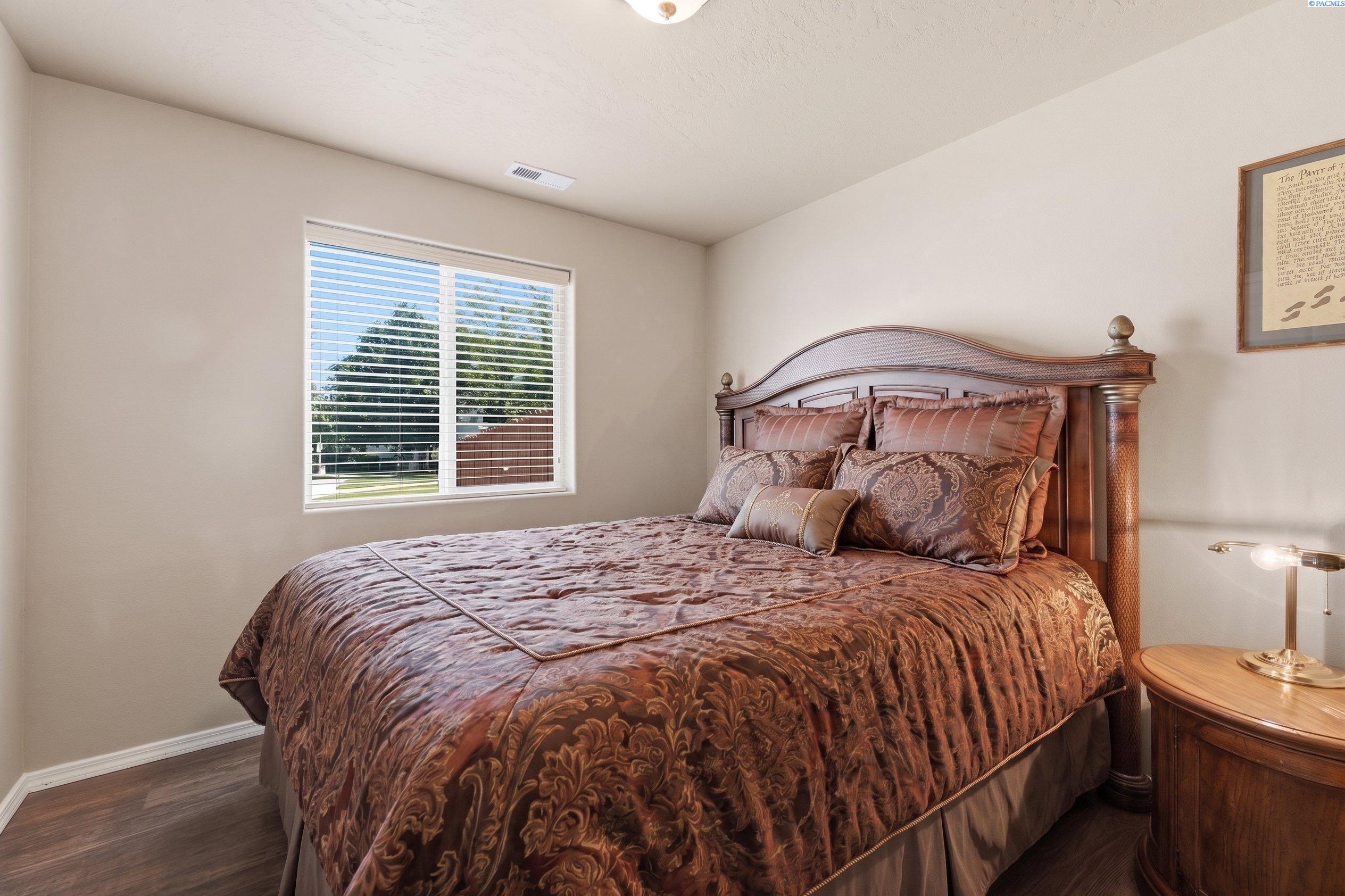 8003 5th St, Kennewick, WA 99336