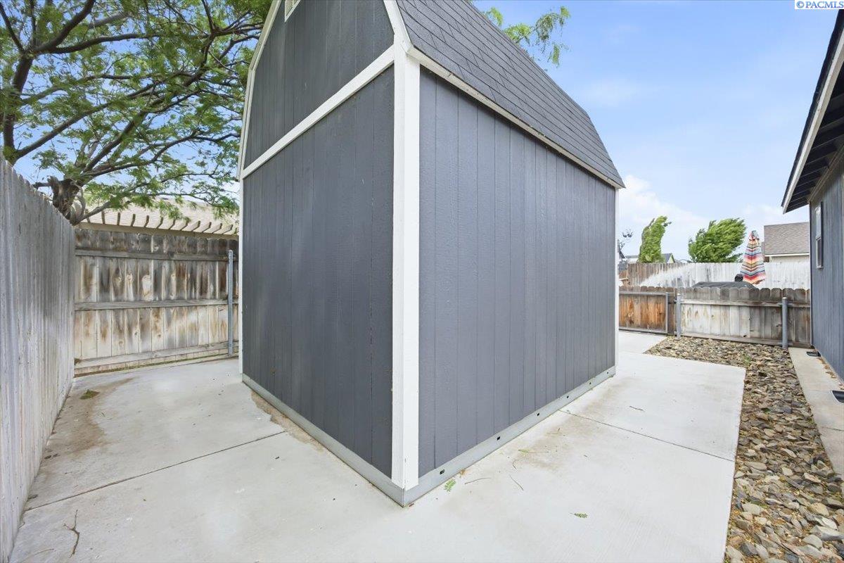 5004 Arthur Ln, Pasco, WA 99301