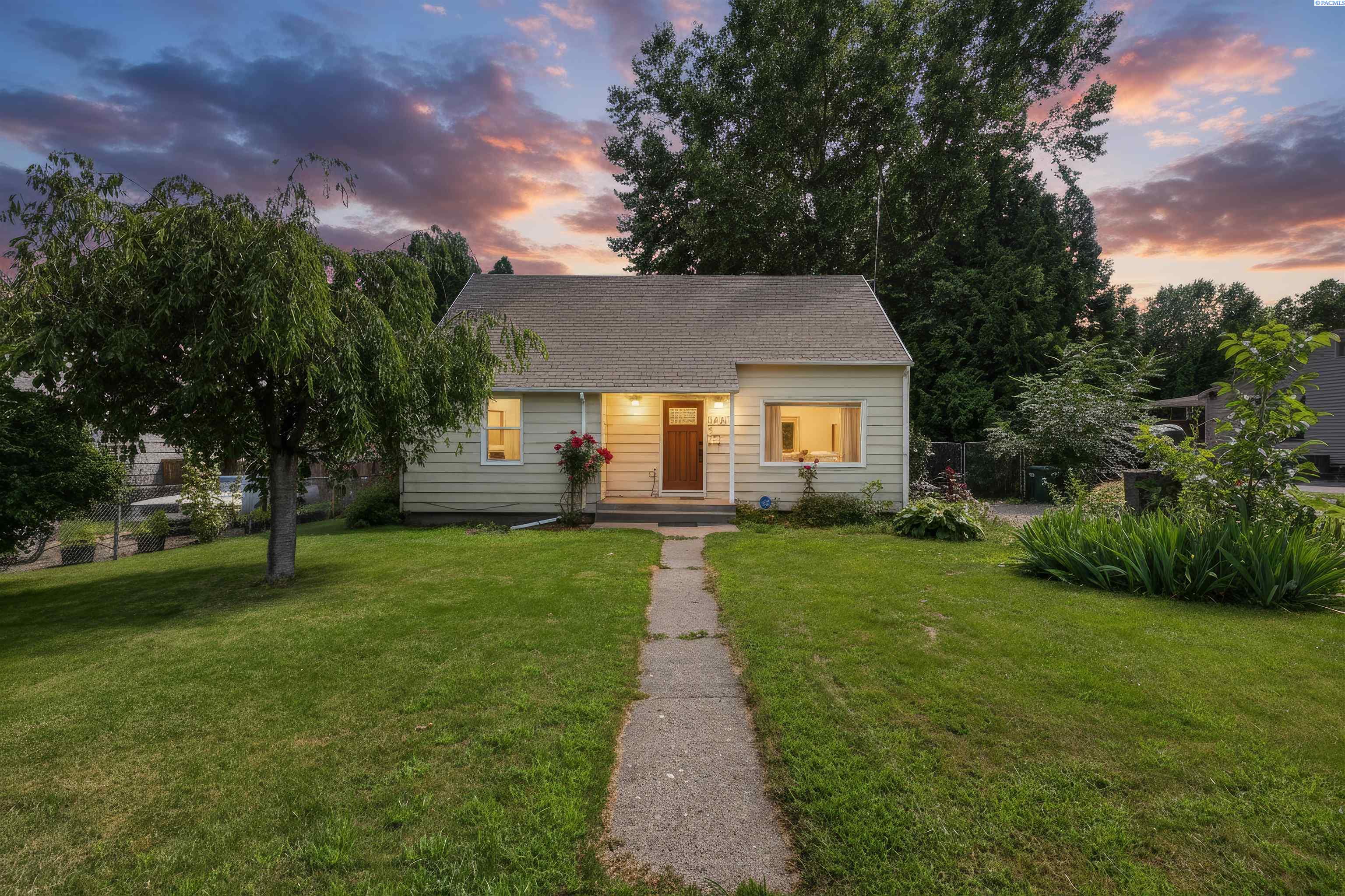 1st image of 804 Crescent Dr, Grandview, WA 98930 | MLS# 294996