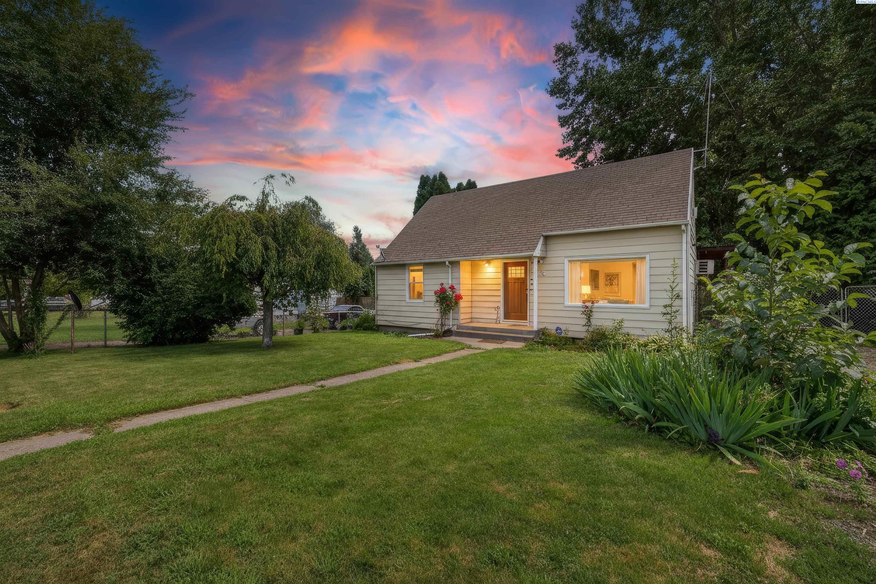 2nd image of 804 Crescent Dr, Grandview, WA 98930 | MLS# 294996