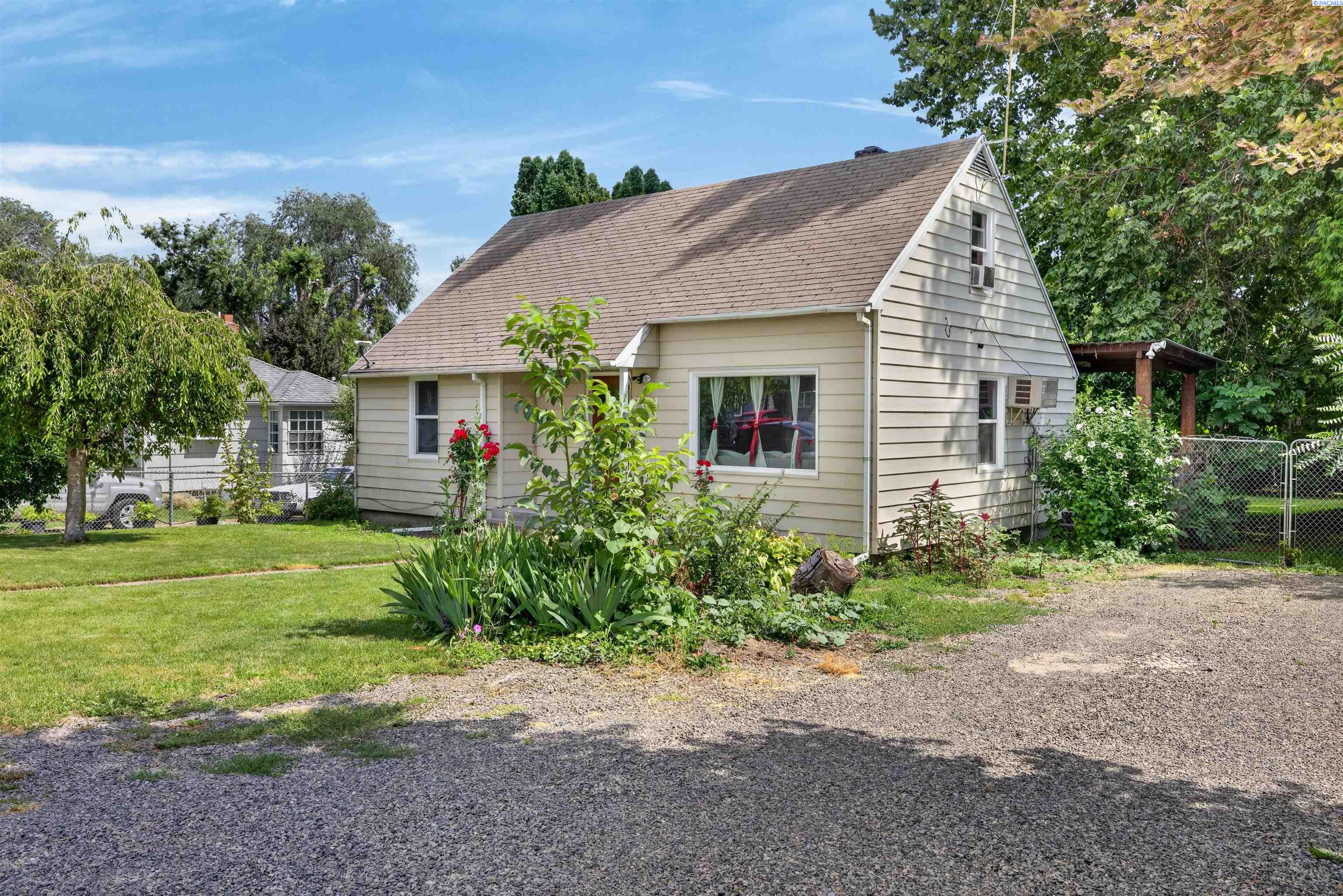 3rd image of 804 Crescent Dr, Grandview, WA 98930 | MLS# 294996