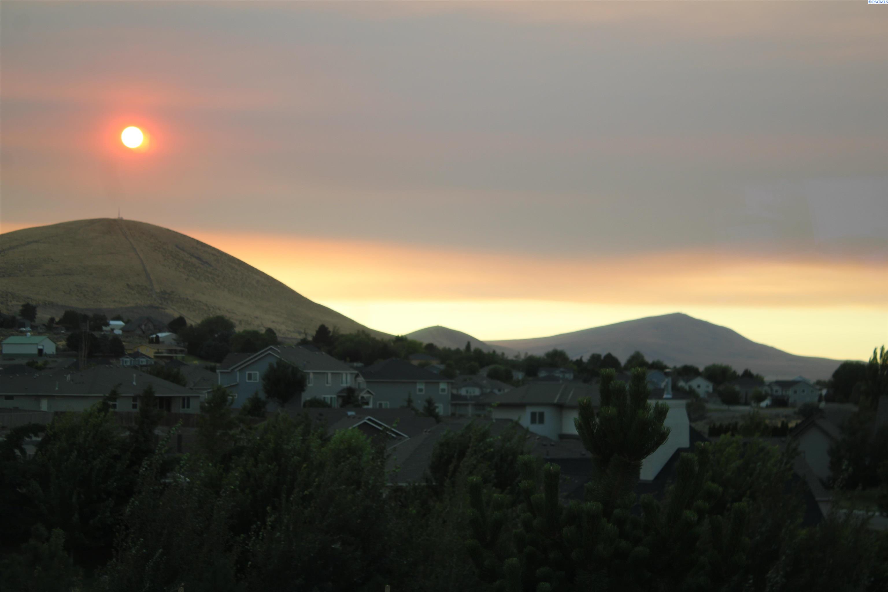922 W Allenwhite Dr, Richland, WA 99352