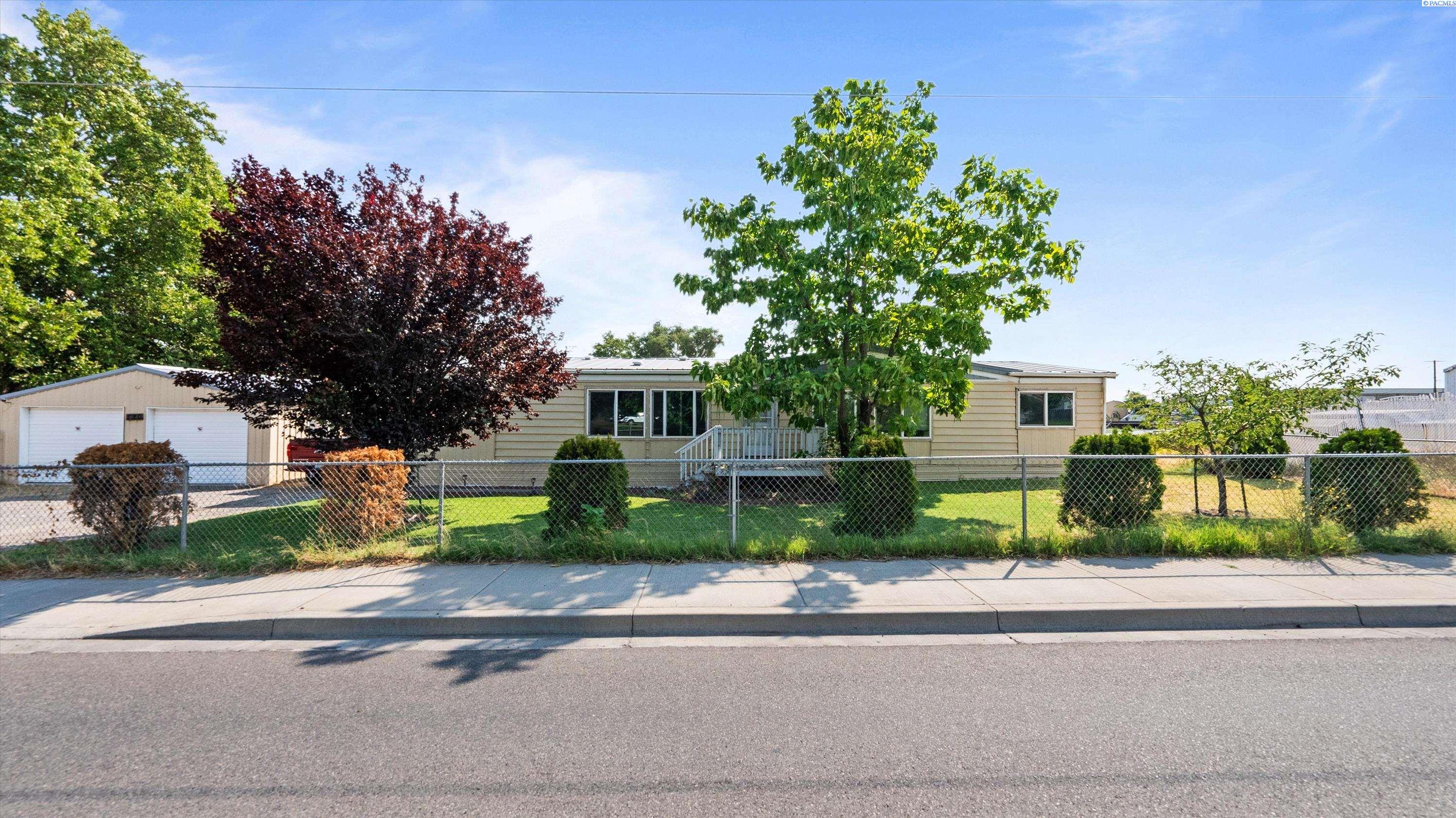 520 Grosscup Blvd, West Richland, WA 99353