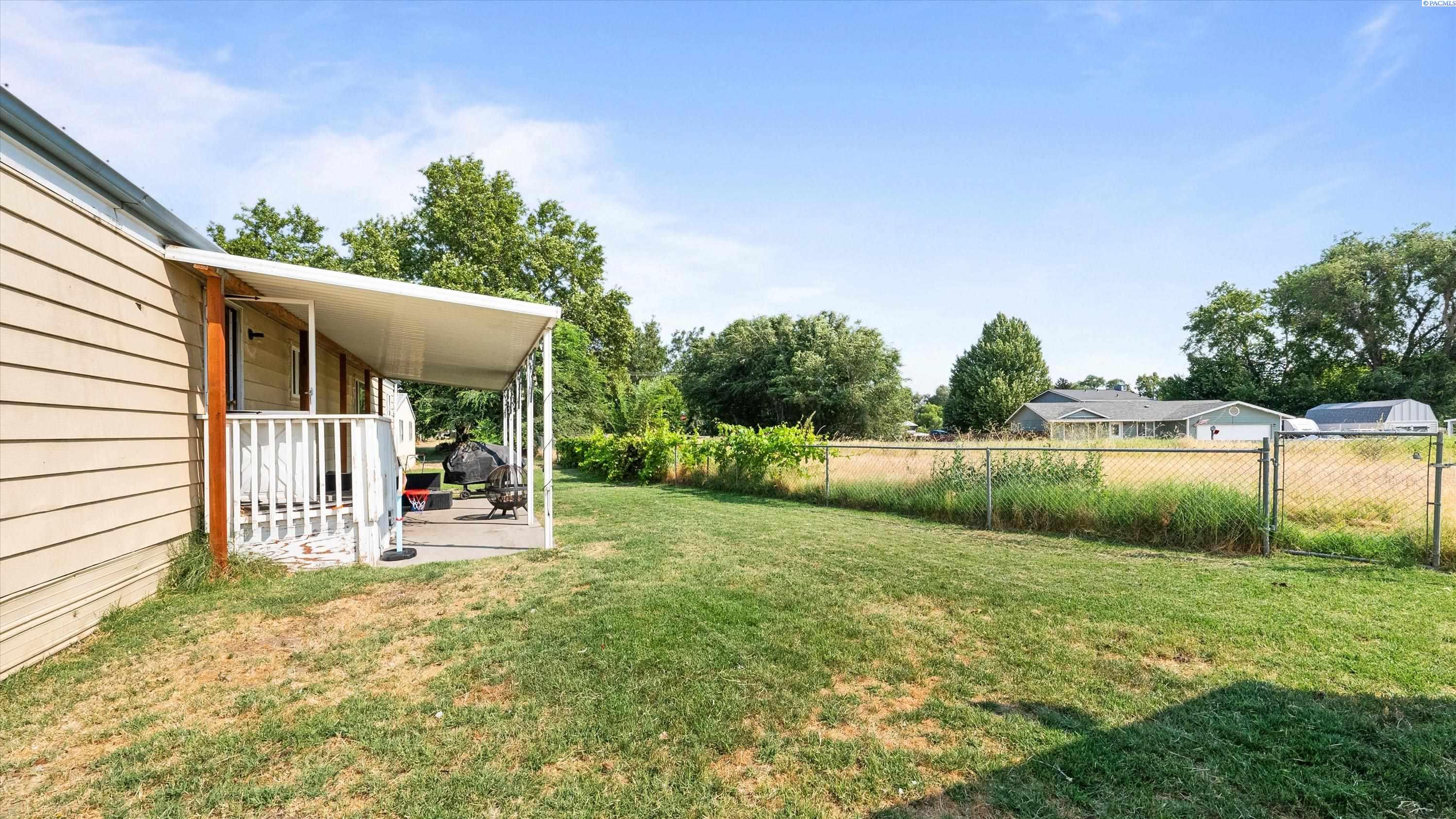 520 Grosscup Blvd, West Richland, WA 99353