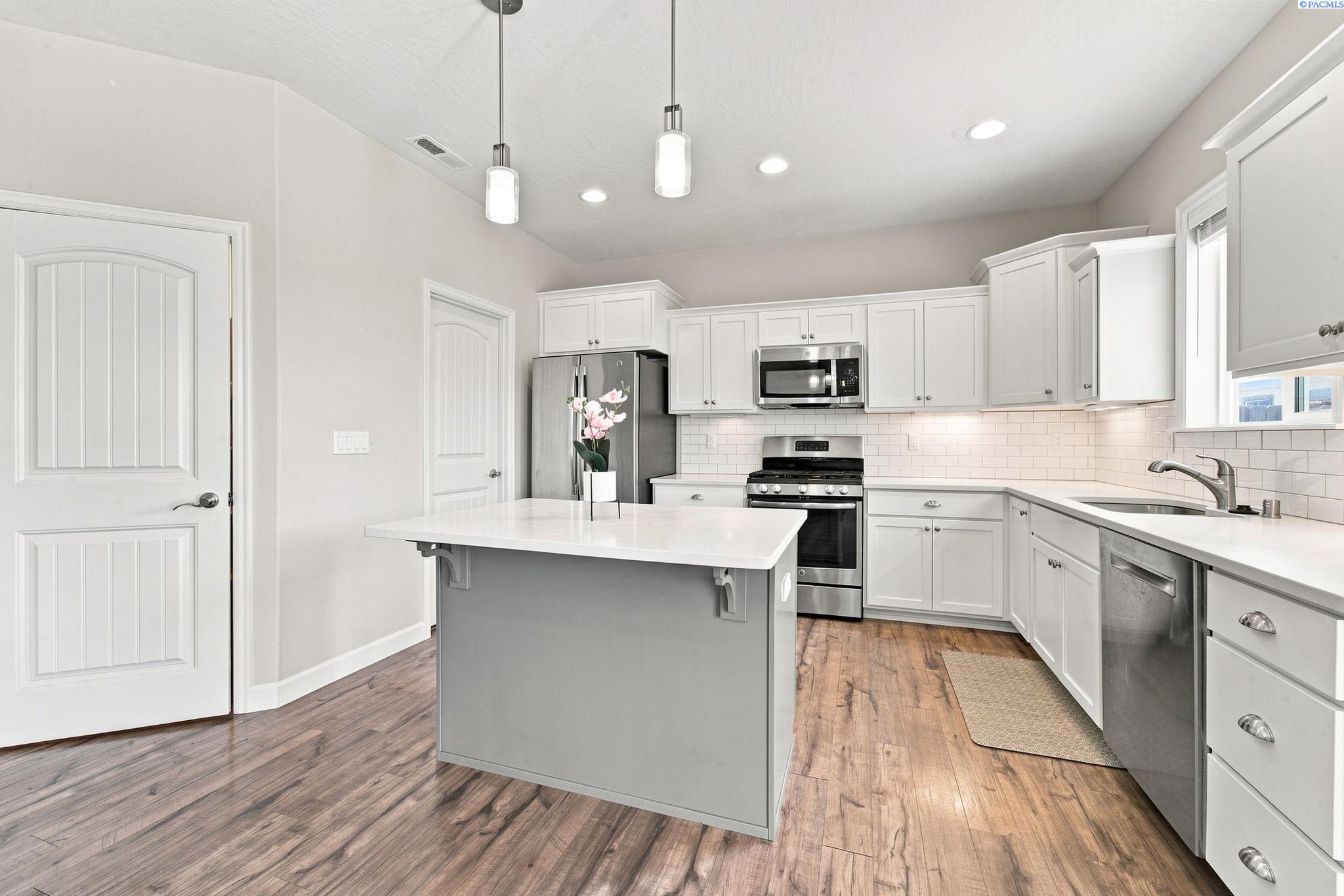 Photo 3 of Single family home for sale at 6018 W 41st Avenue, Kennewick, WA 99338 | MLS# 295111 | Listing updated on 2026-09-16