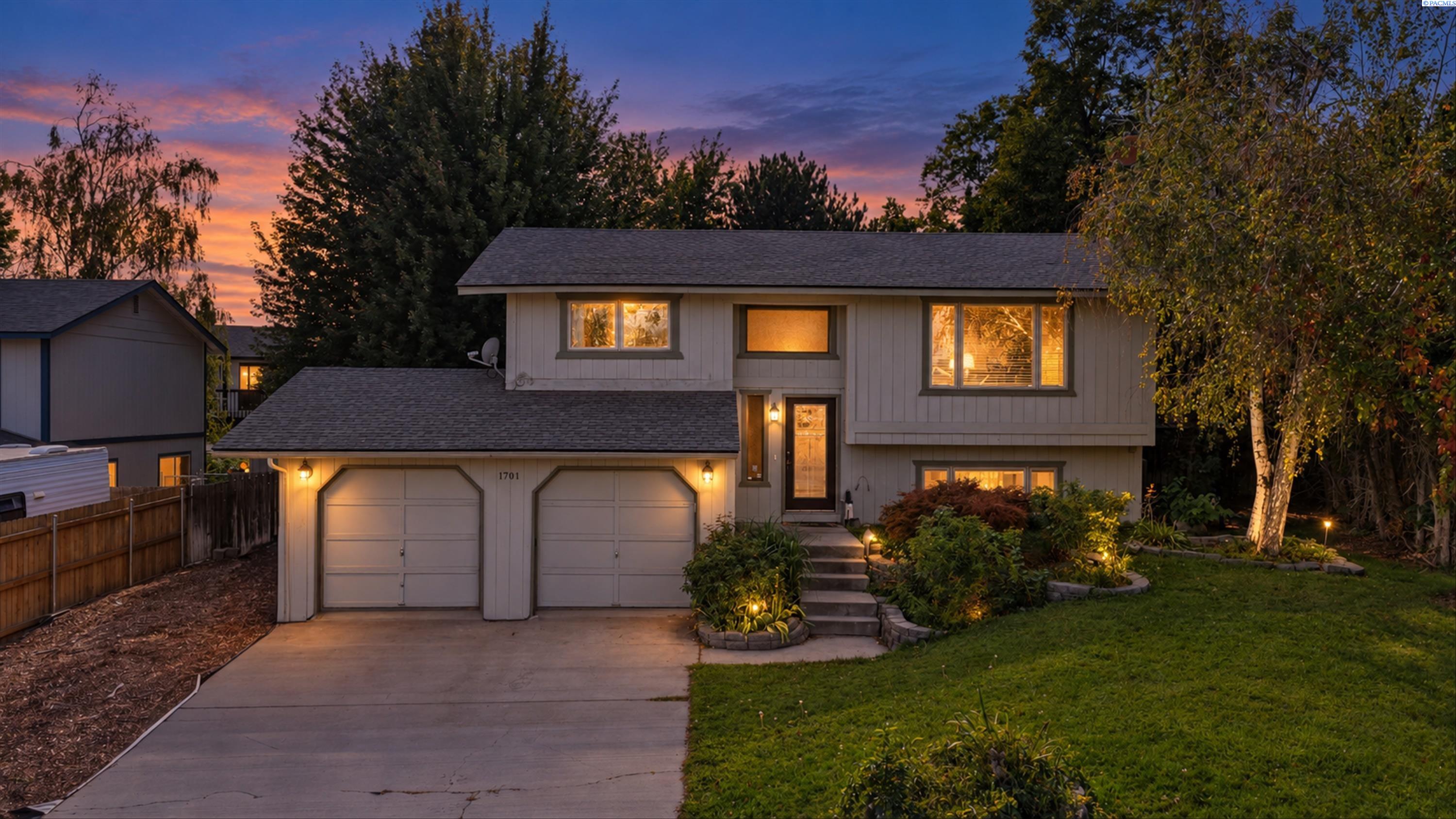 1701 Goldfinch, West Richland, WA 99353