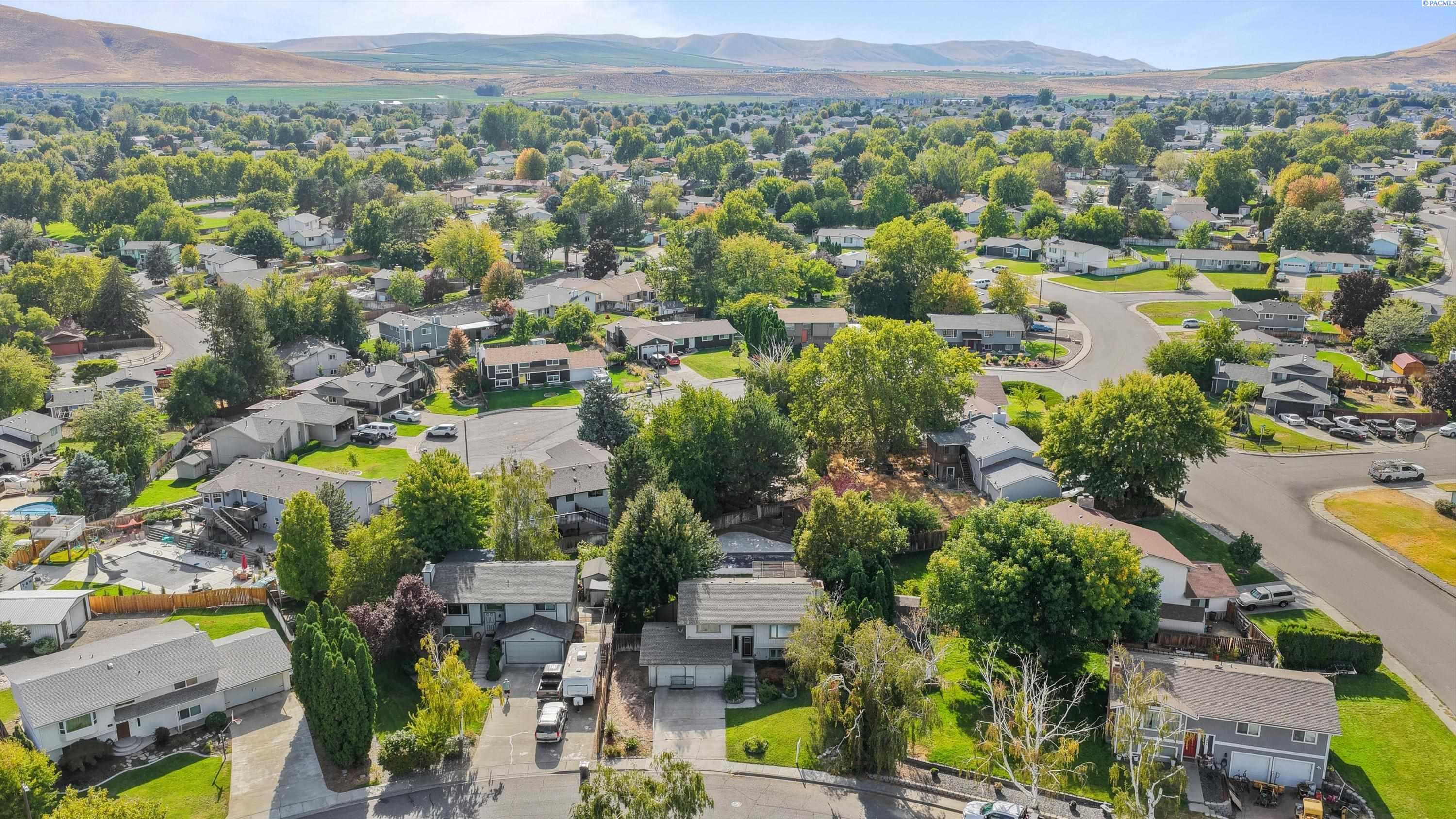 1701 Goldfinch, West Richland, WA 99353