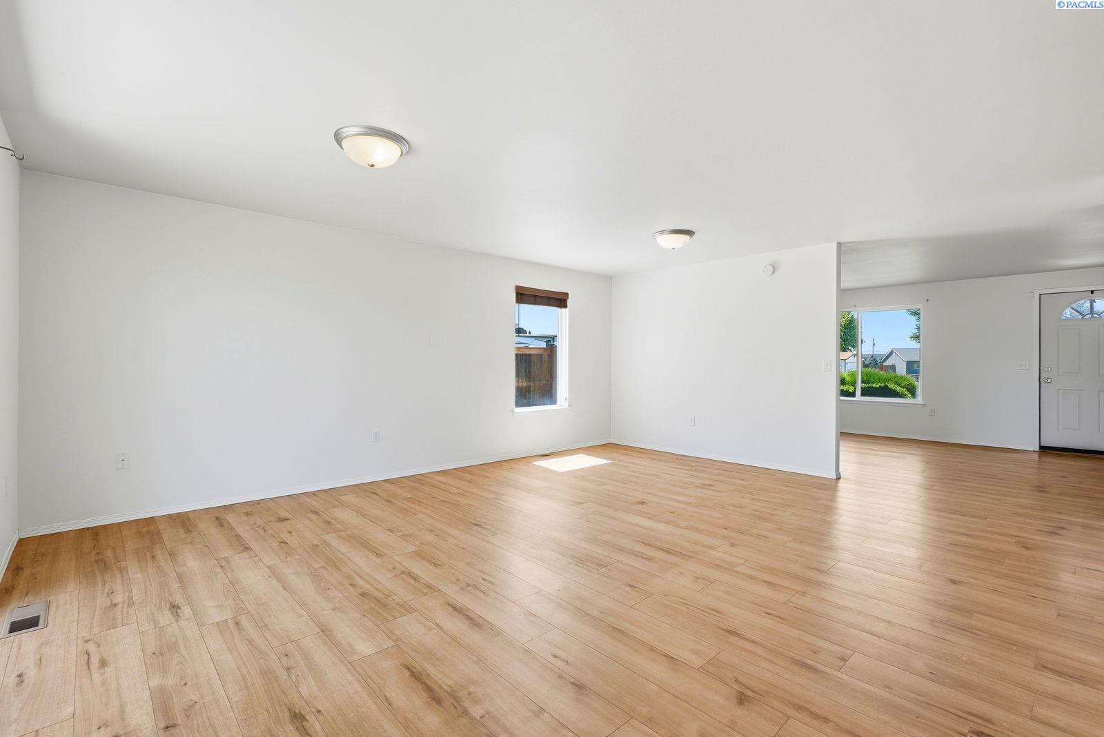 3rd image of 127 Northstone Parkway, Zillah, WA 98953 | MLS# 295153