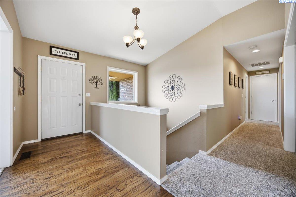 210 Rachel Rd, Kennewick, WA 99338