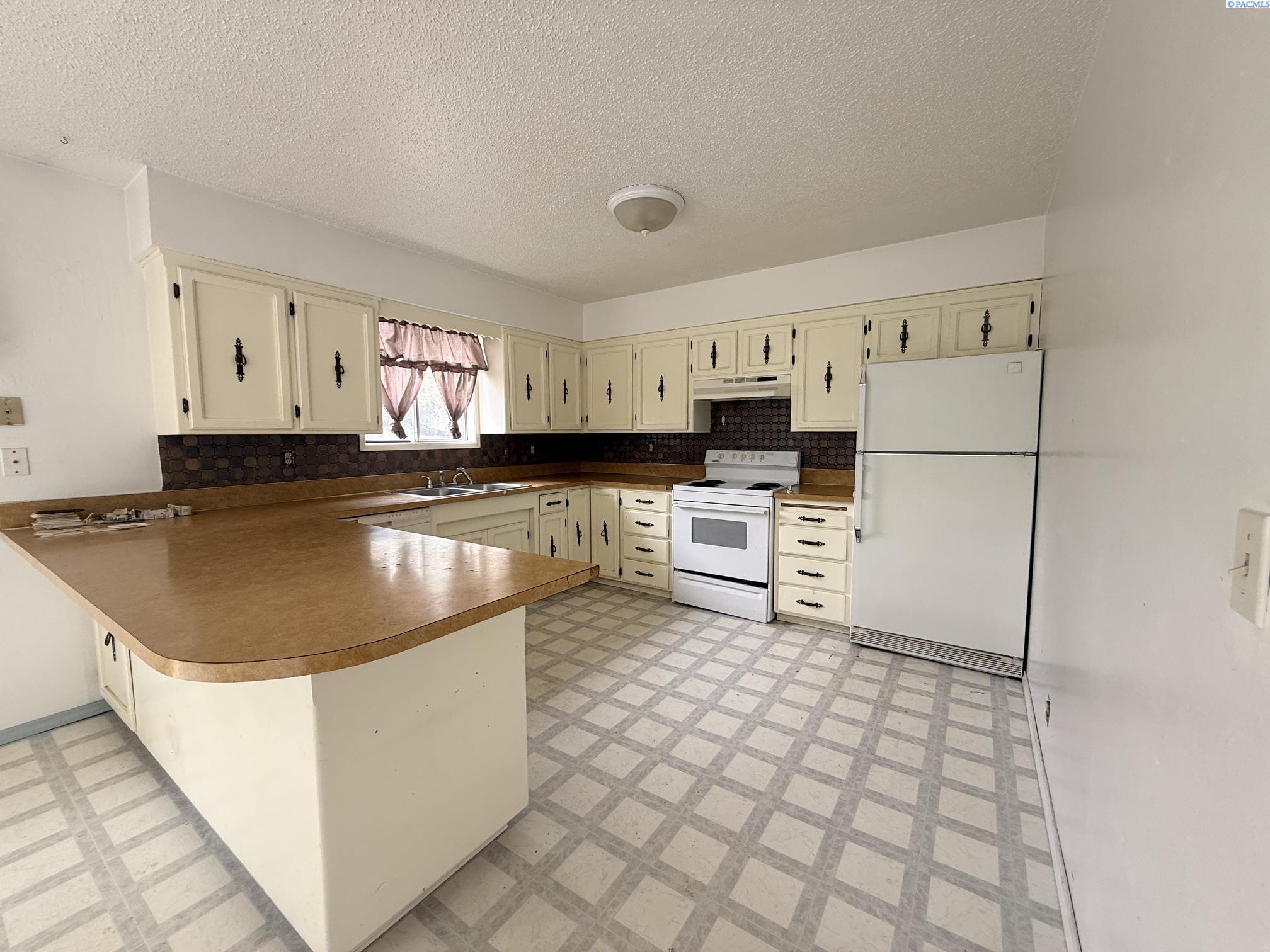 4th image of 202 Jackson Dr, Grandview, WA 98930 | MLS# 295271