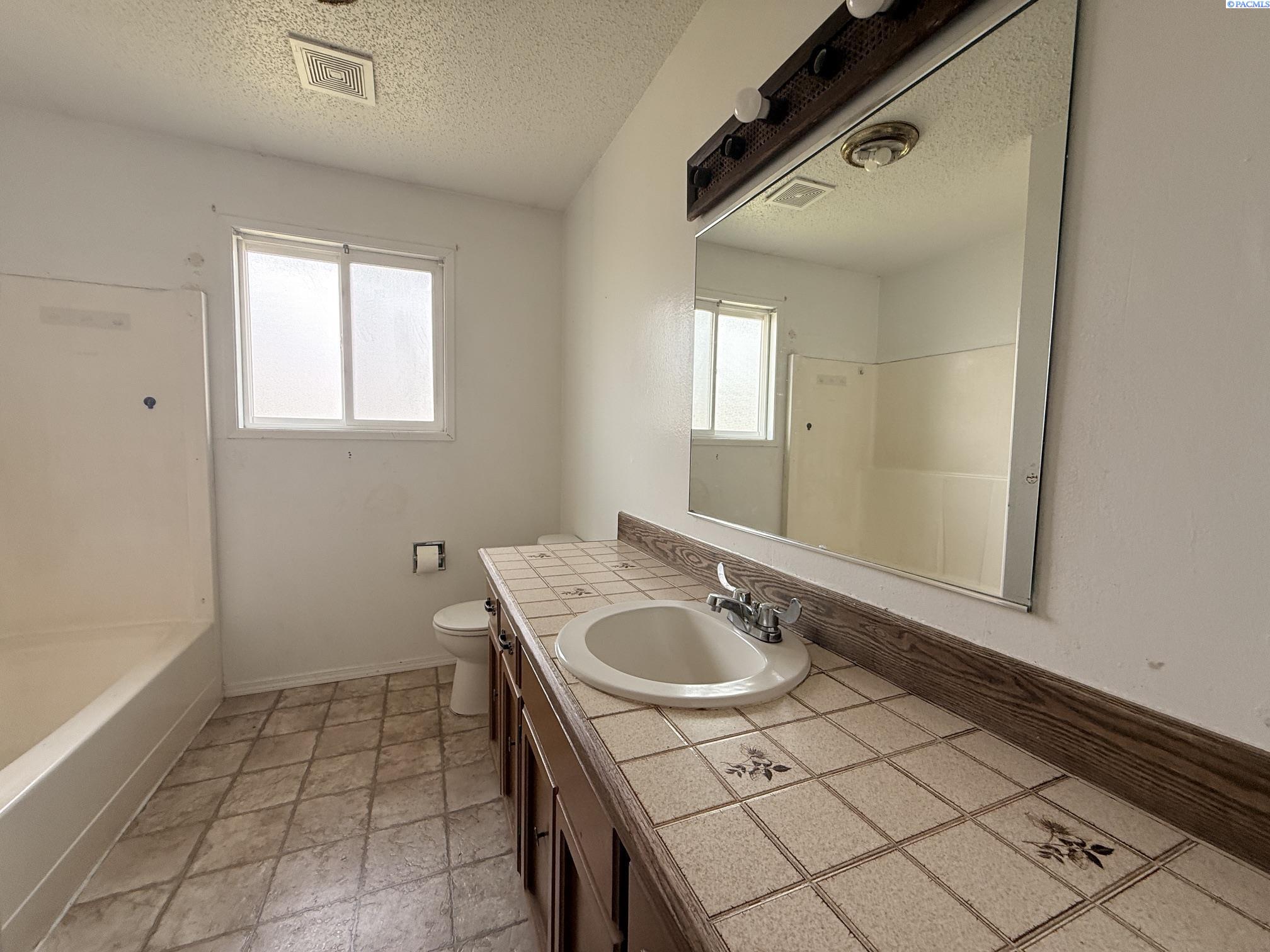 5th image of 202 Jackson Dr, Grandview, WA 98930 | MLS# 295271