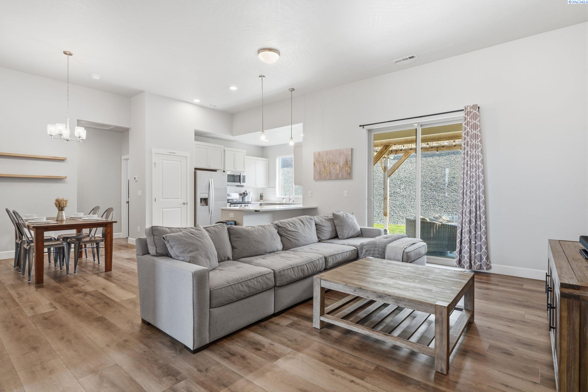 7025 Collins Rd, West Richland, WA 99353