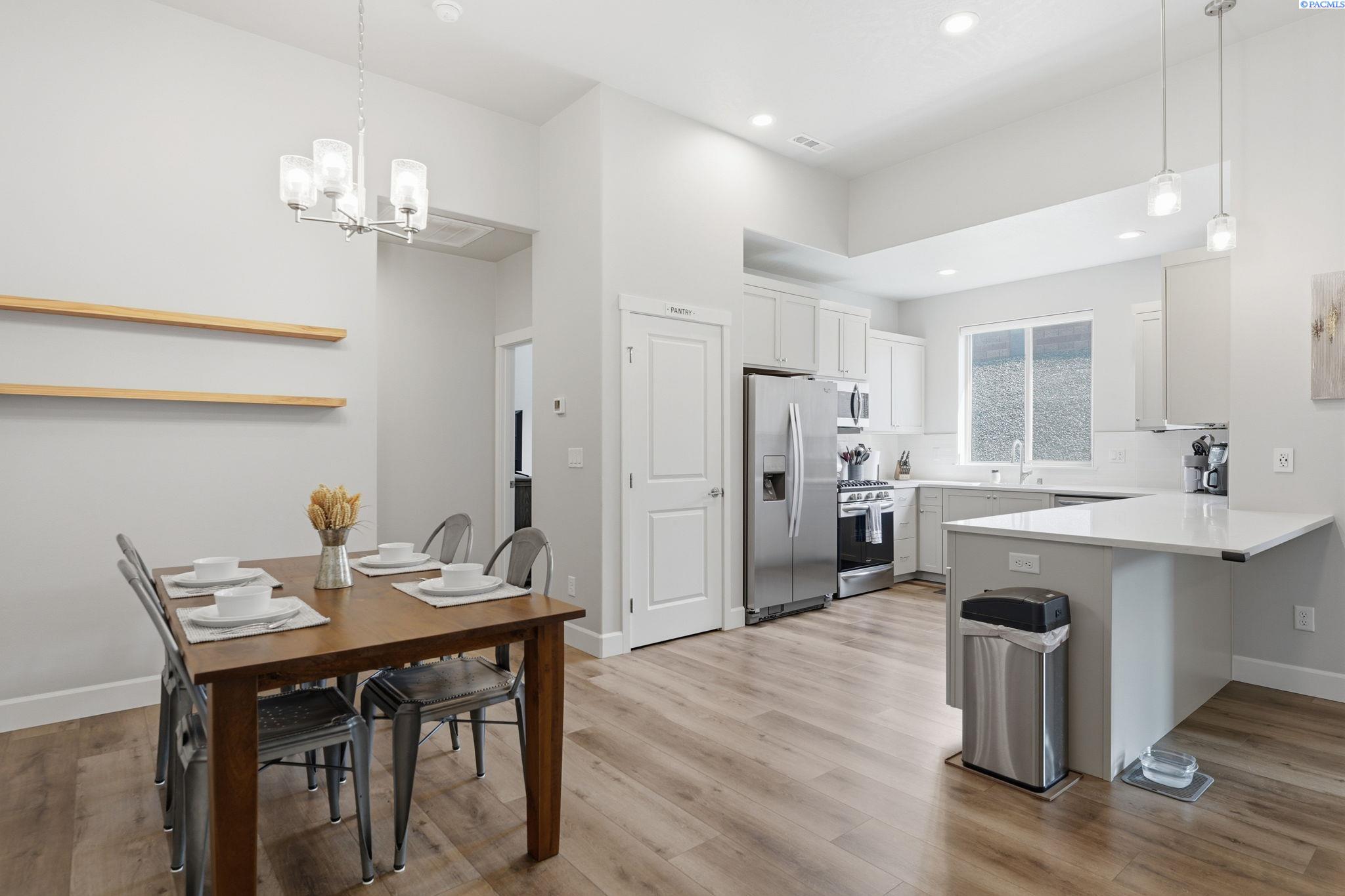 7025 Collins Rd, West Richland, WA 99353
