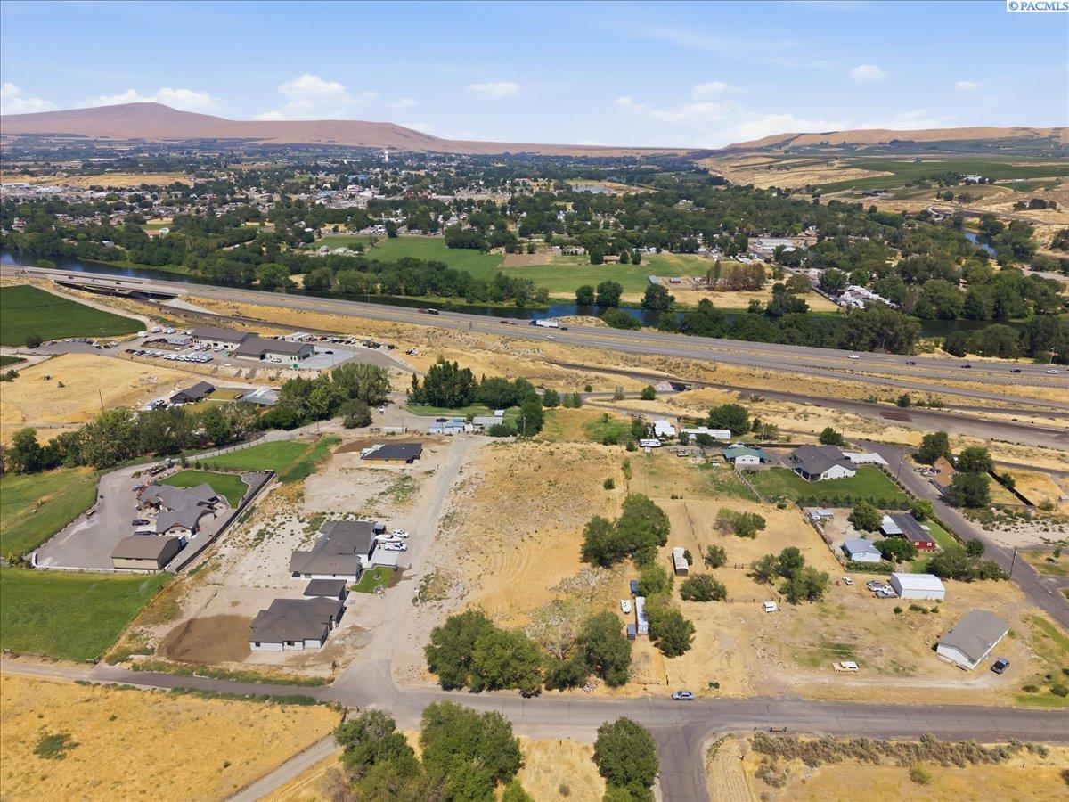 6834 2nd St, Benton City, WA 99320