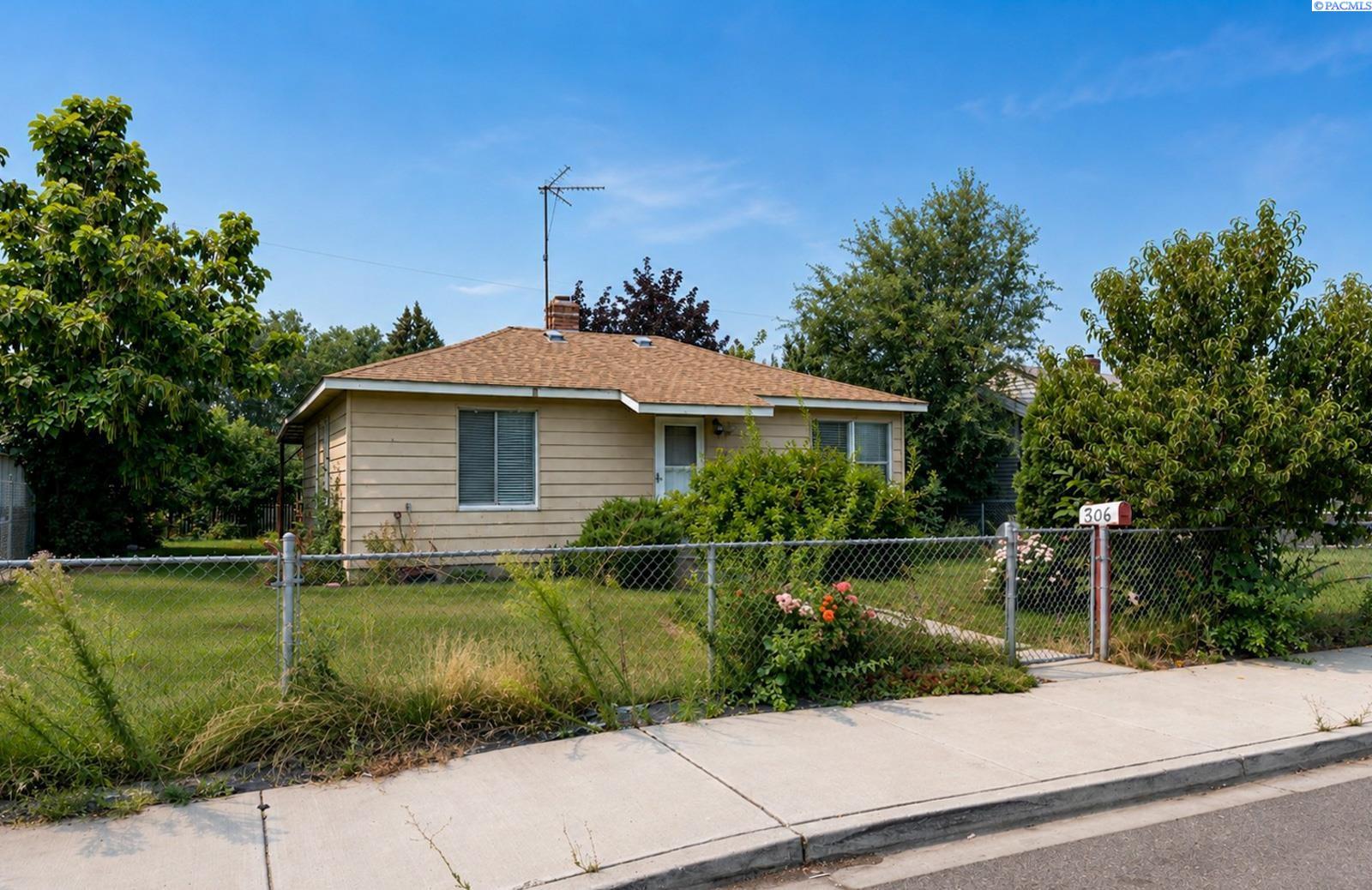 1st image of 306 Adams Street, Grandview, WA 98930 | MLS# 295303
