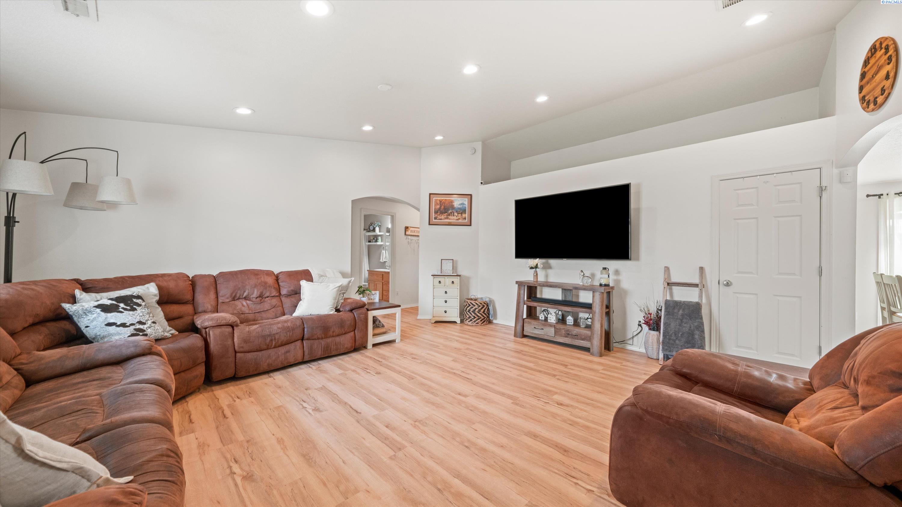 5614 Wrigley Dr, Pasco, WA 99301