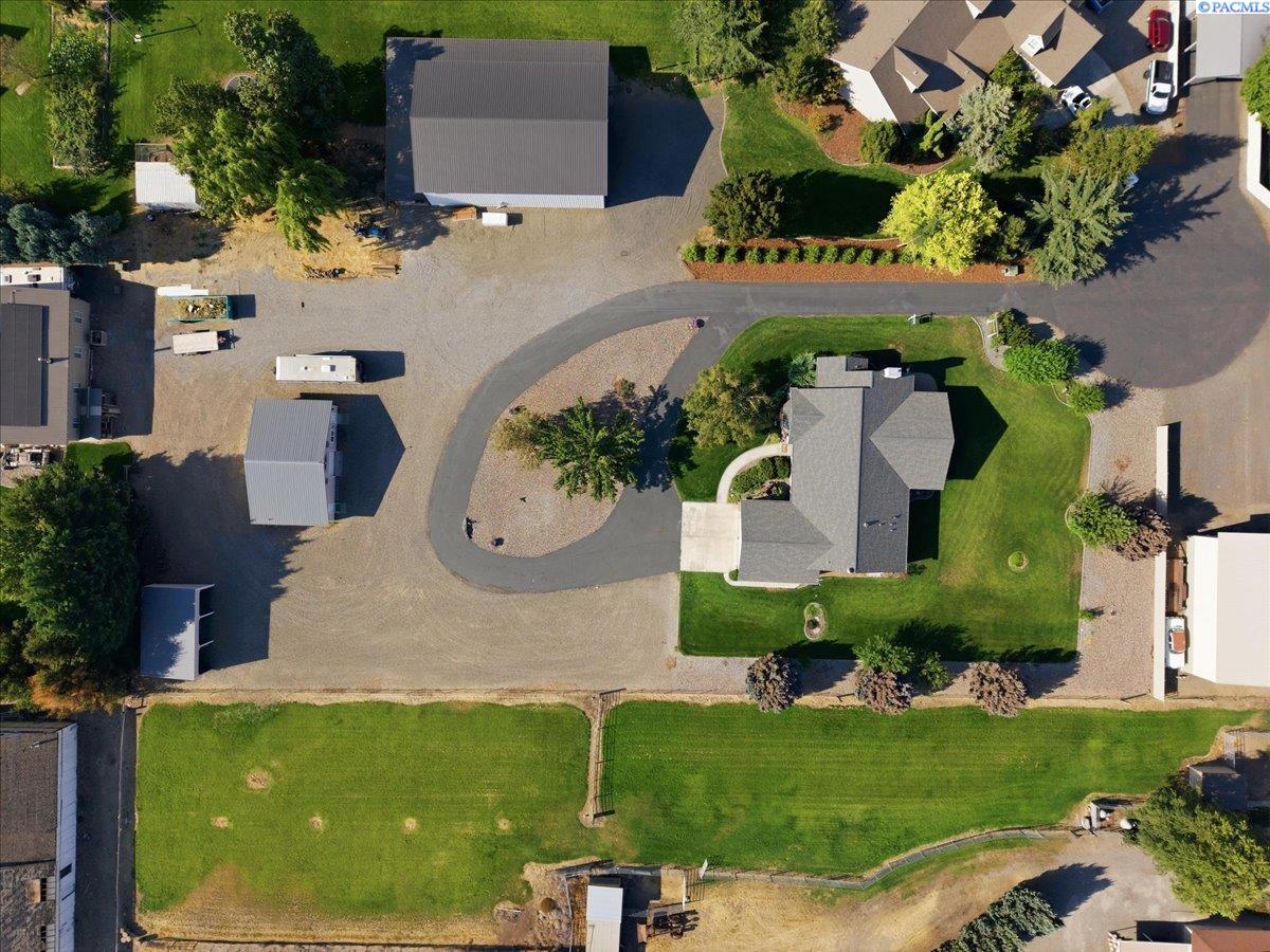 56 Applegate Ln, Burbank, WA 99323