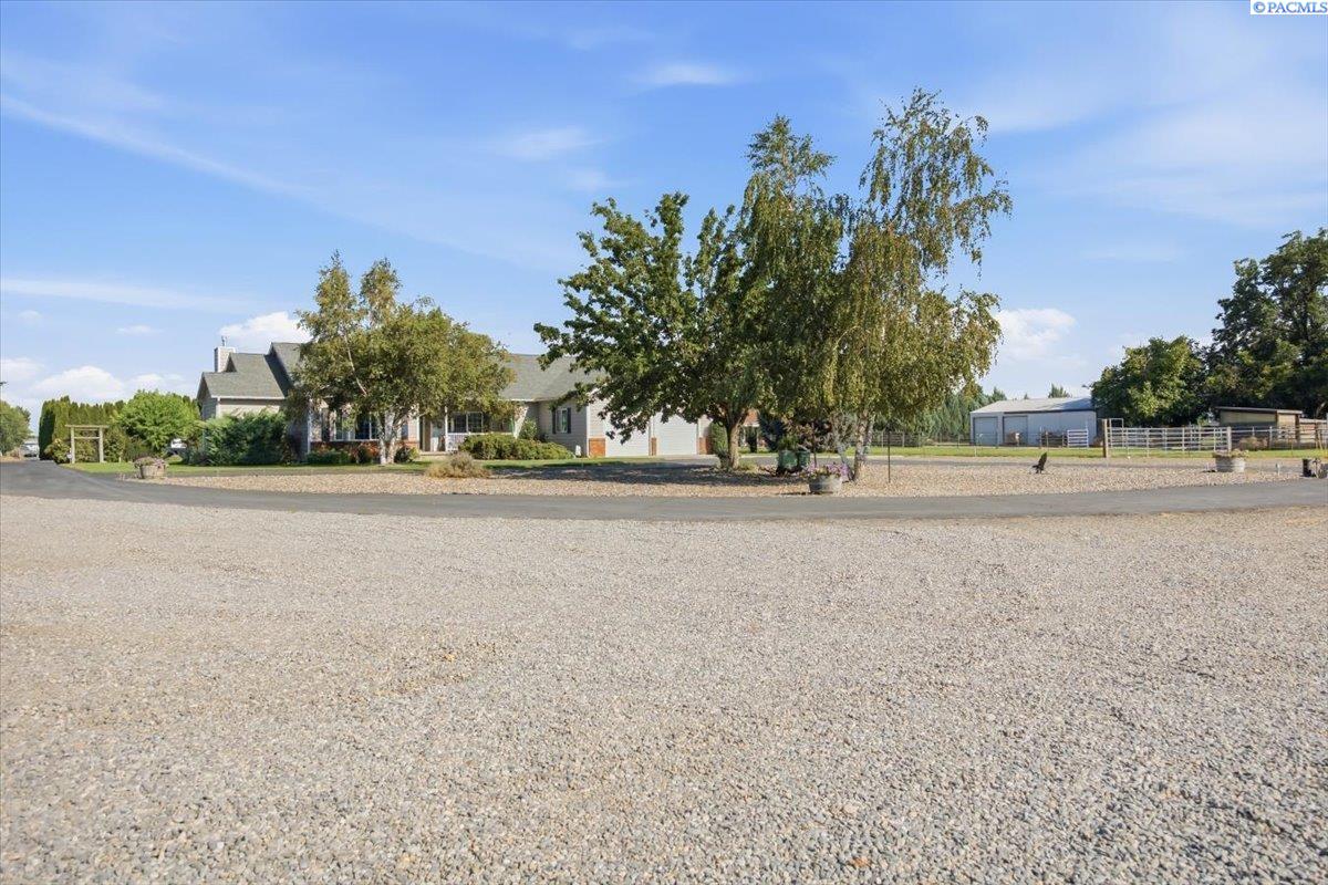 56 Applegate Ln, Burbank, WA 99323