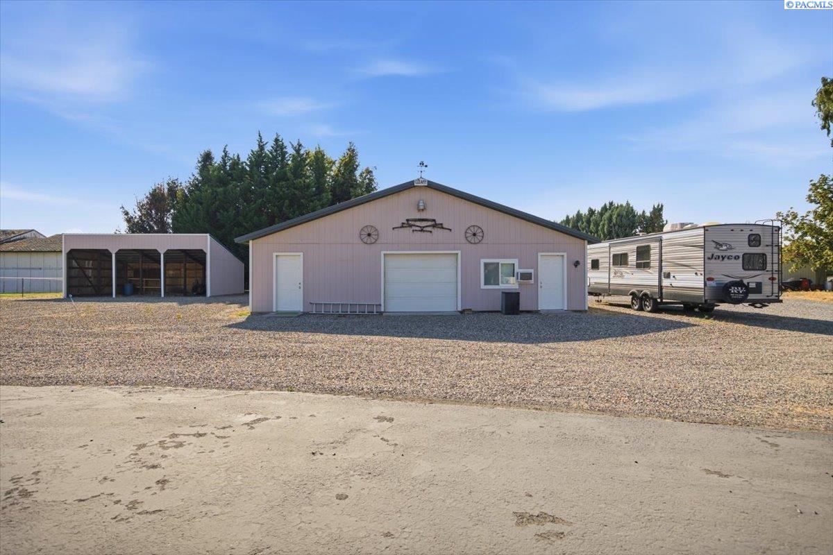 56 Applegate Ln, Burbank, WA 99323