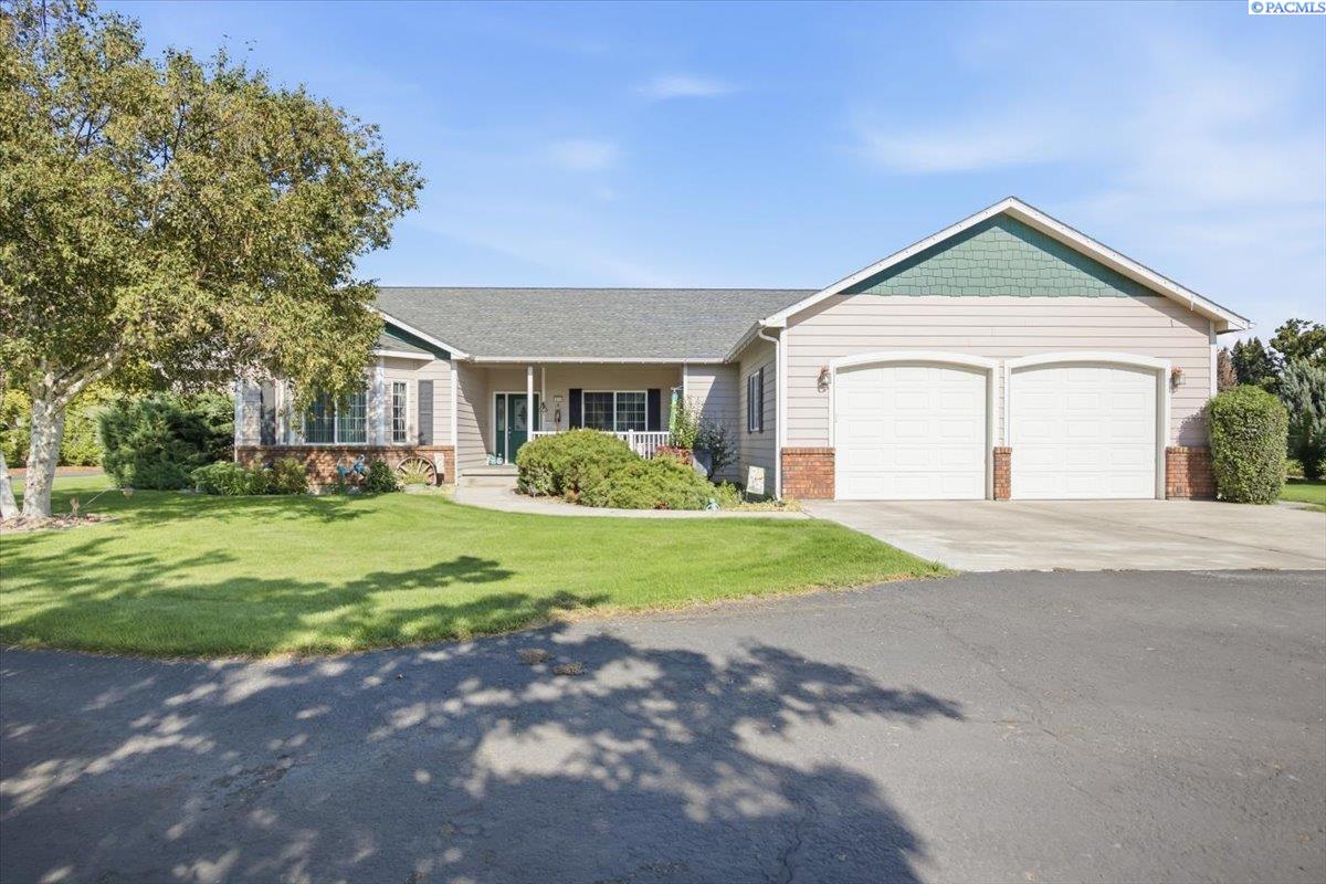 56 Applegate Ln, Burbank, WA 99323