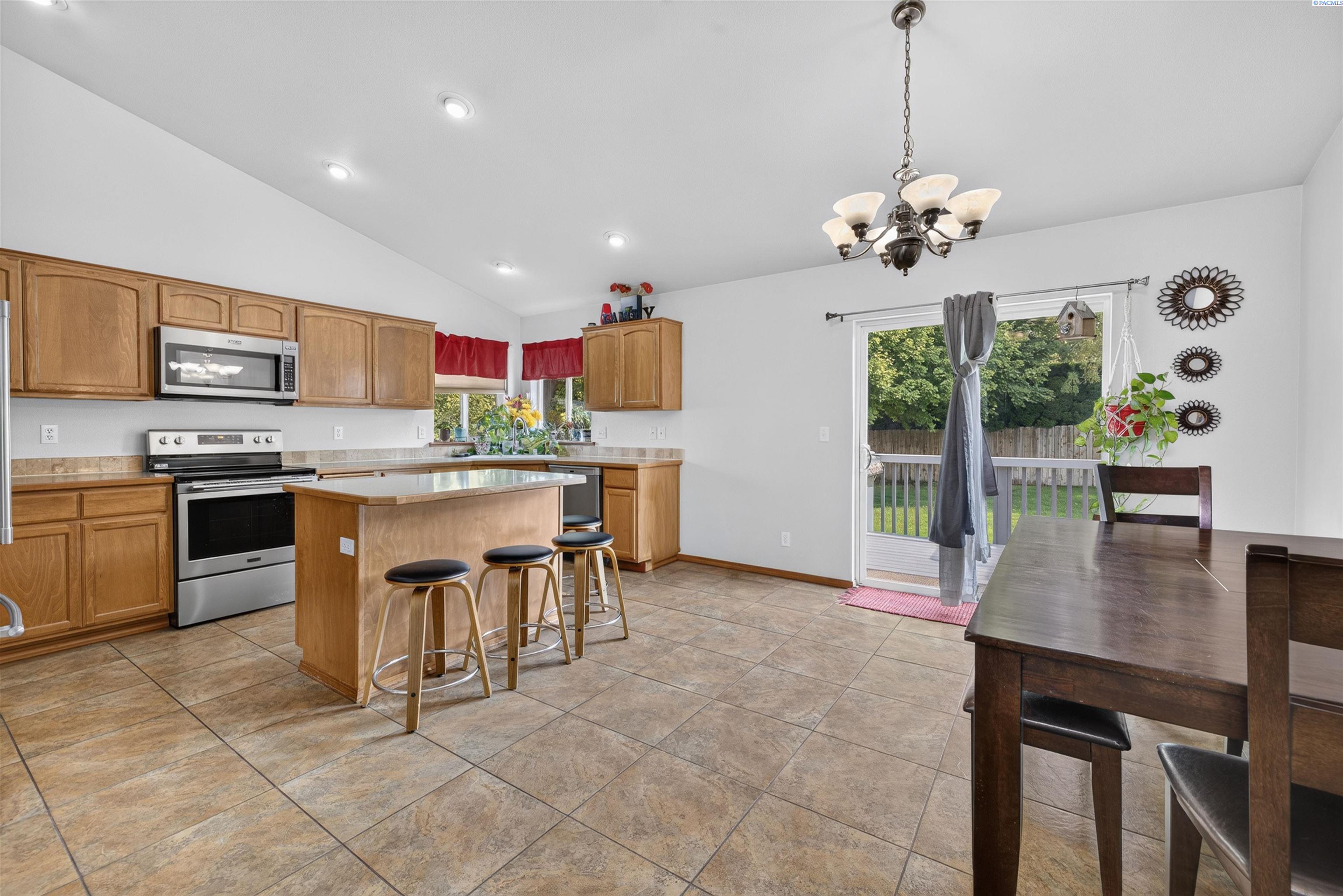 8514 3rd Ave, Kennewick, WA 99336