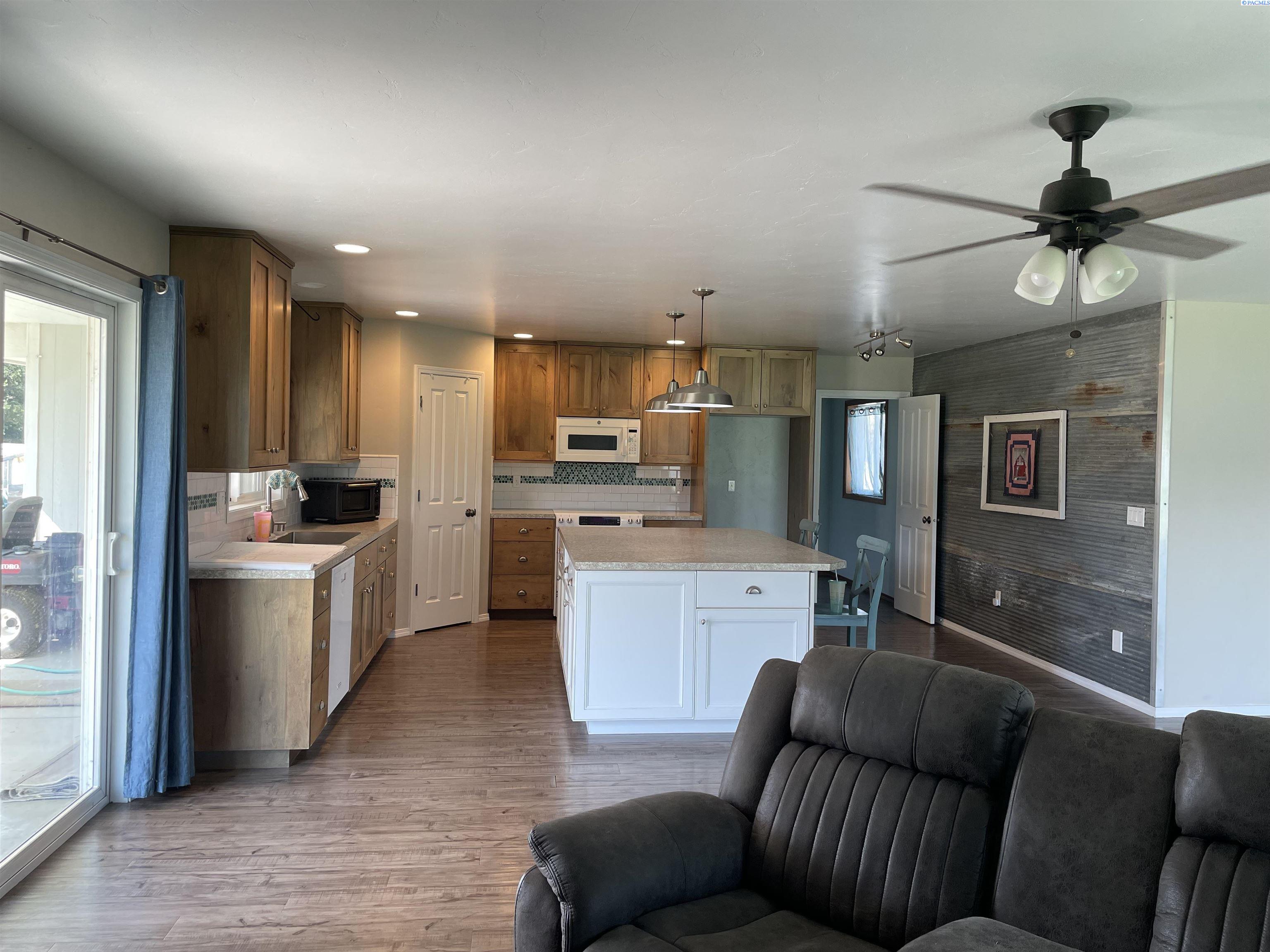 208 Canyon Dr, Kennewick, WA 99337