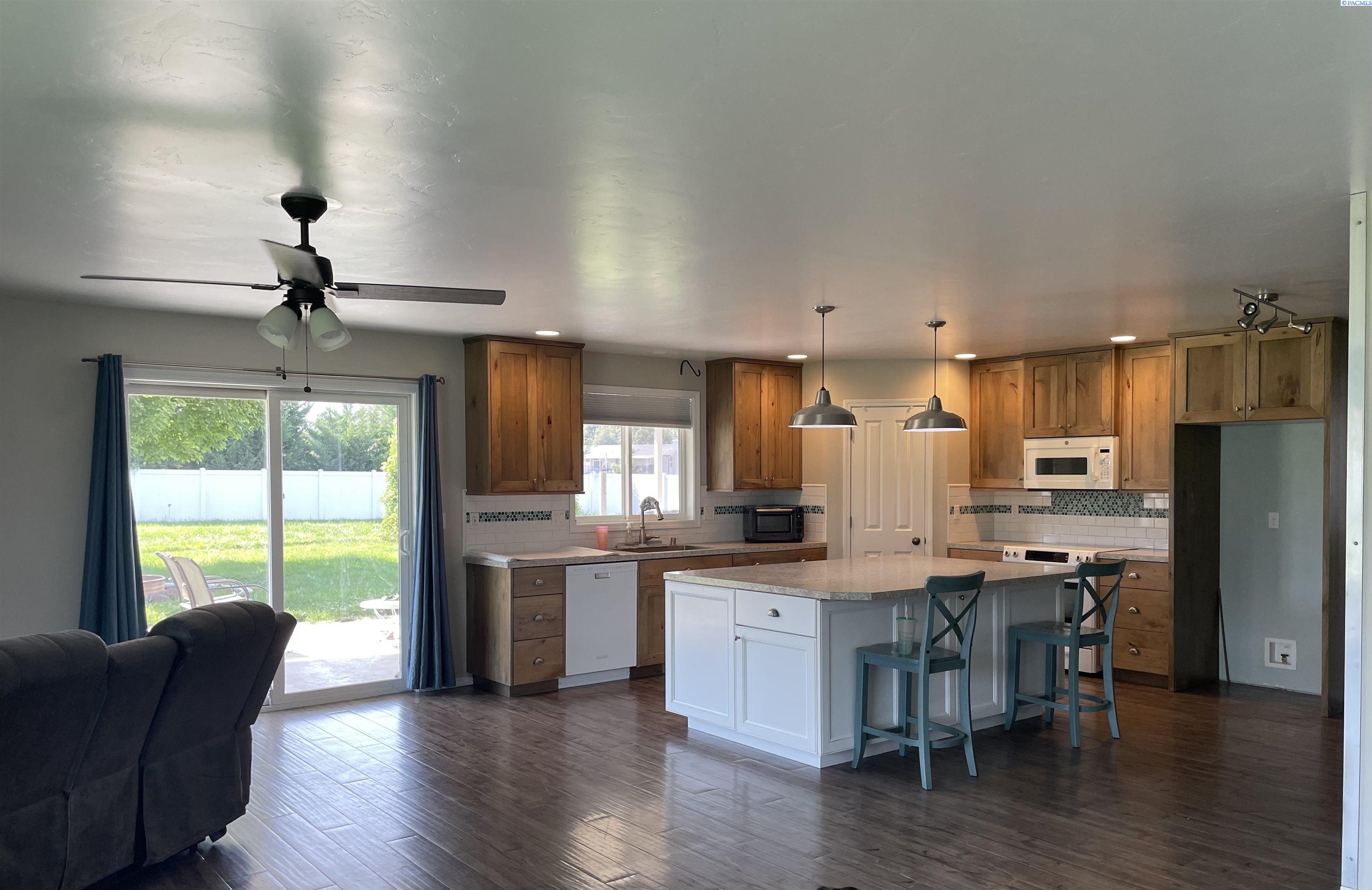 208 Canyon Dr, Kennewick, WA 99337