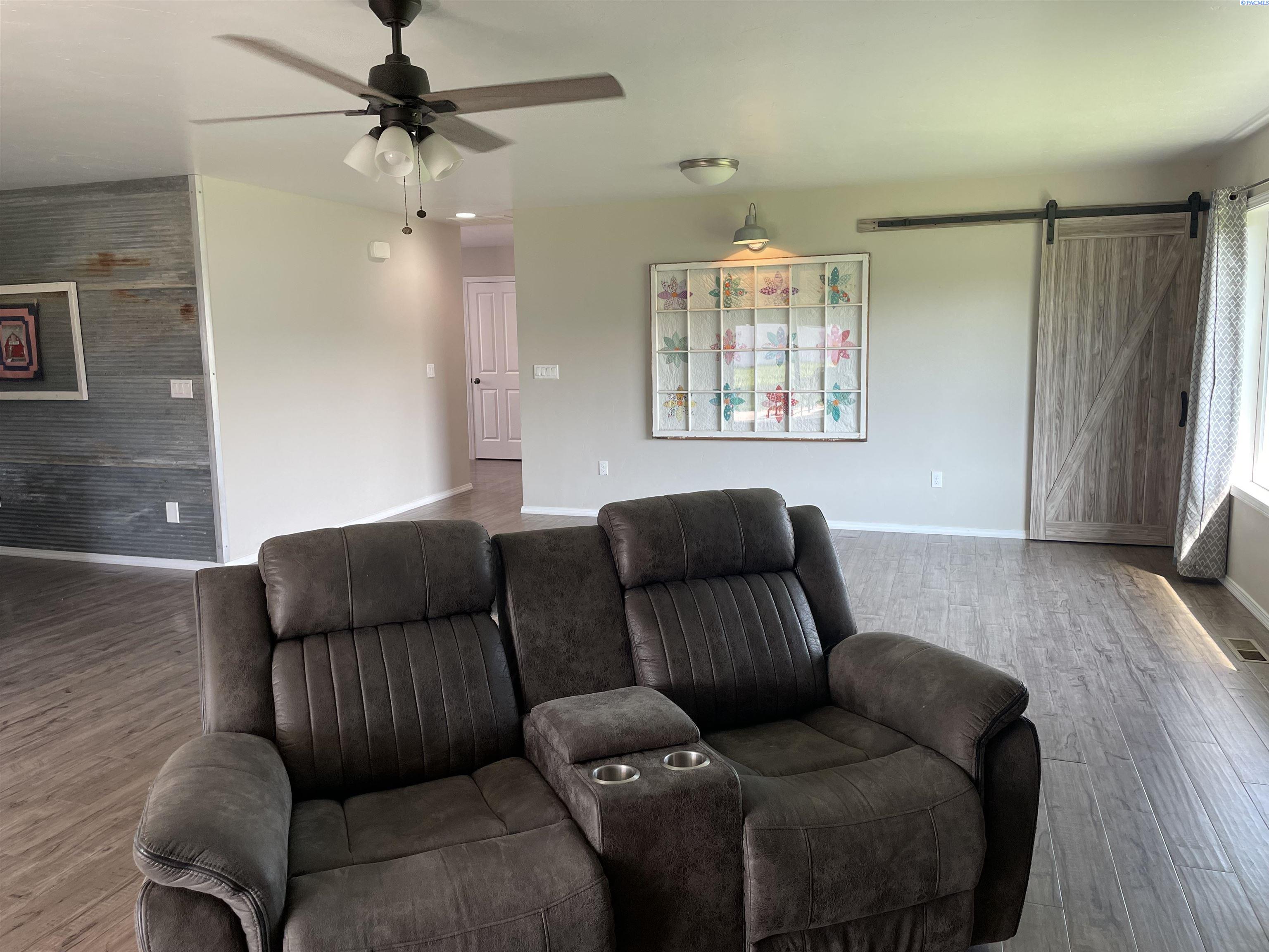 208 Canyon Dr, Kennewick, WA 99337