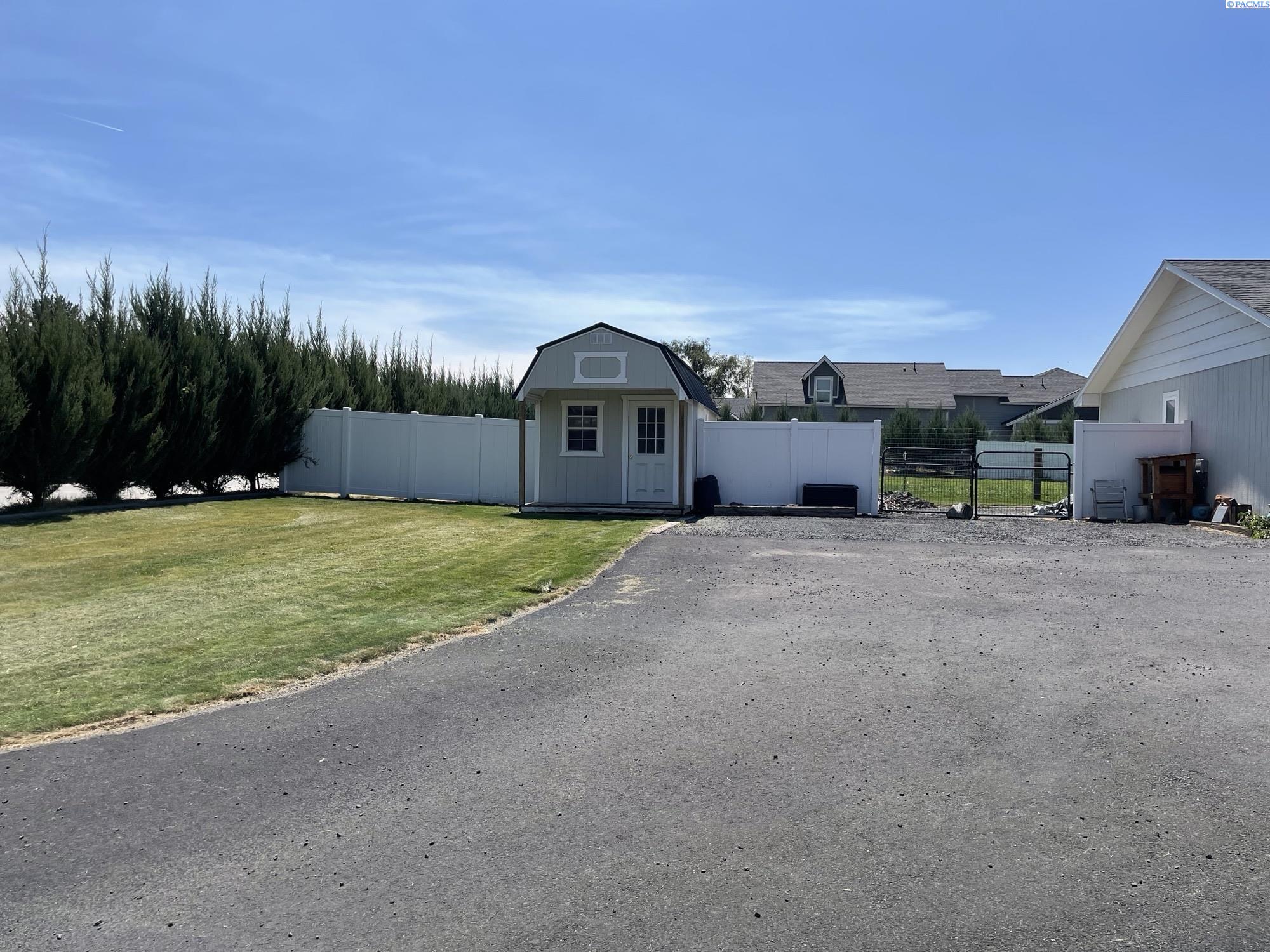 208 Canyon Dr, Kennewick, WA 99337