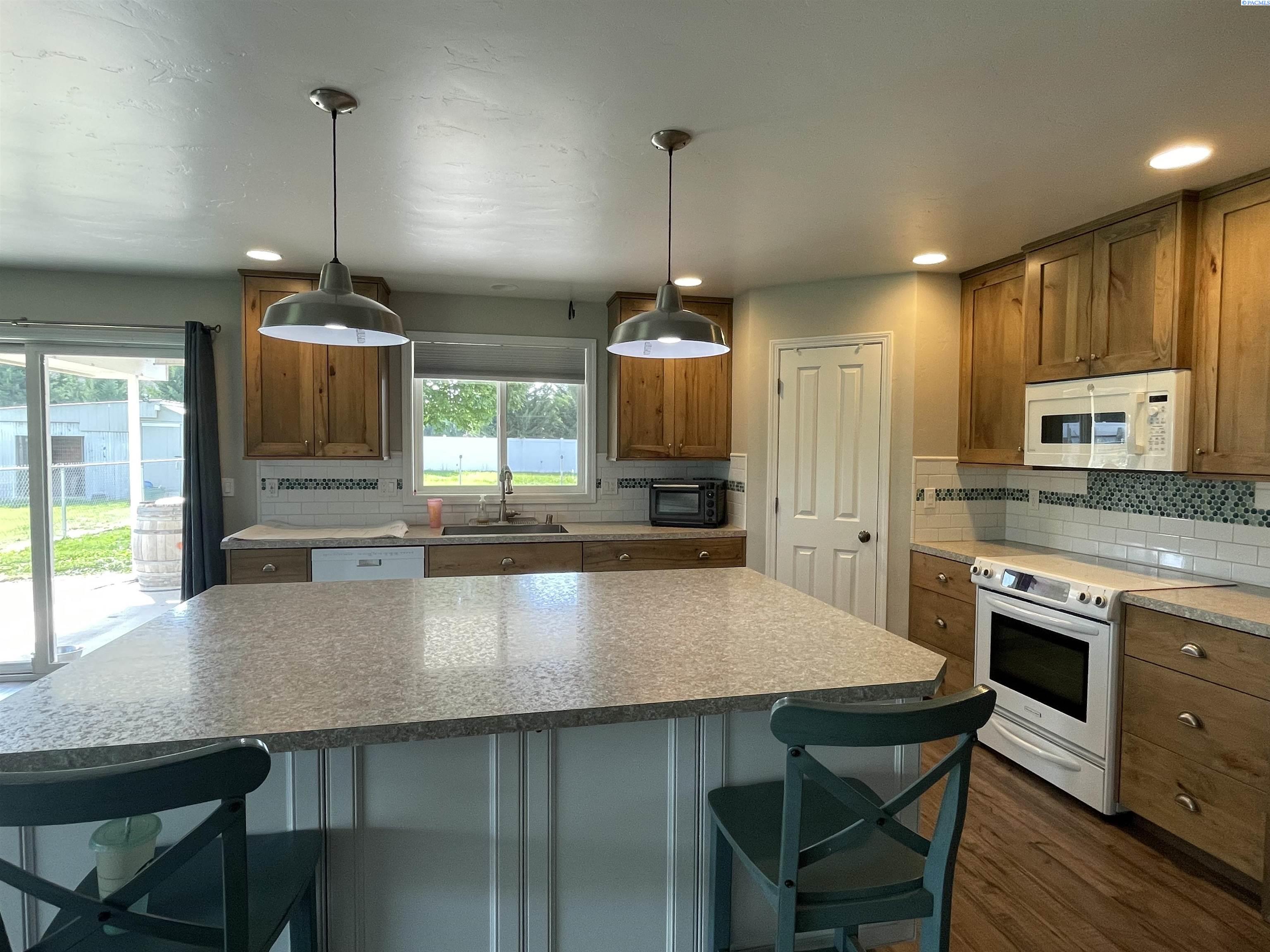 208 Canyon Dr, Kennewick, WA 99337