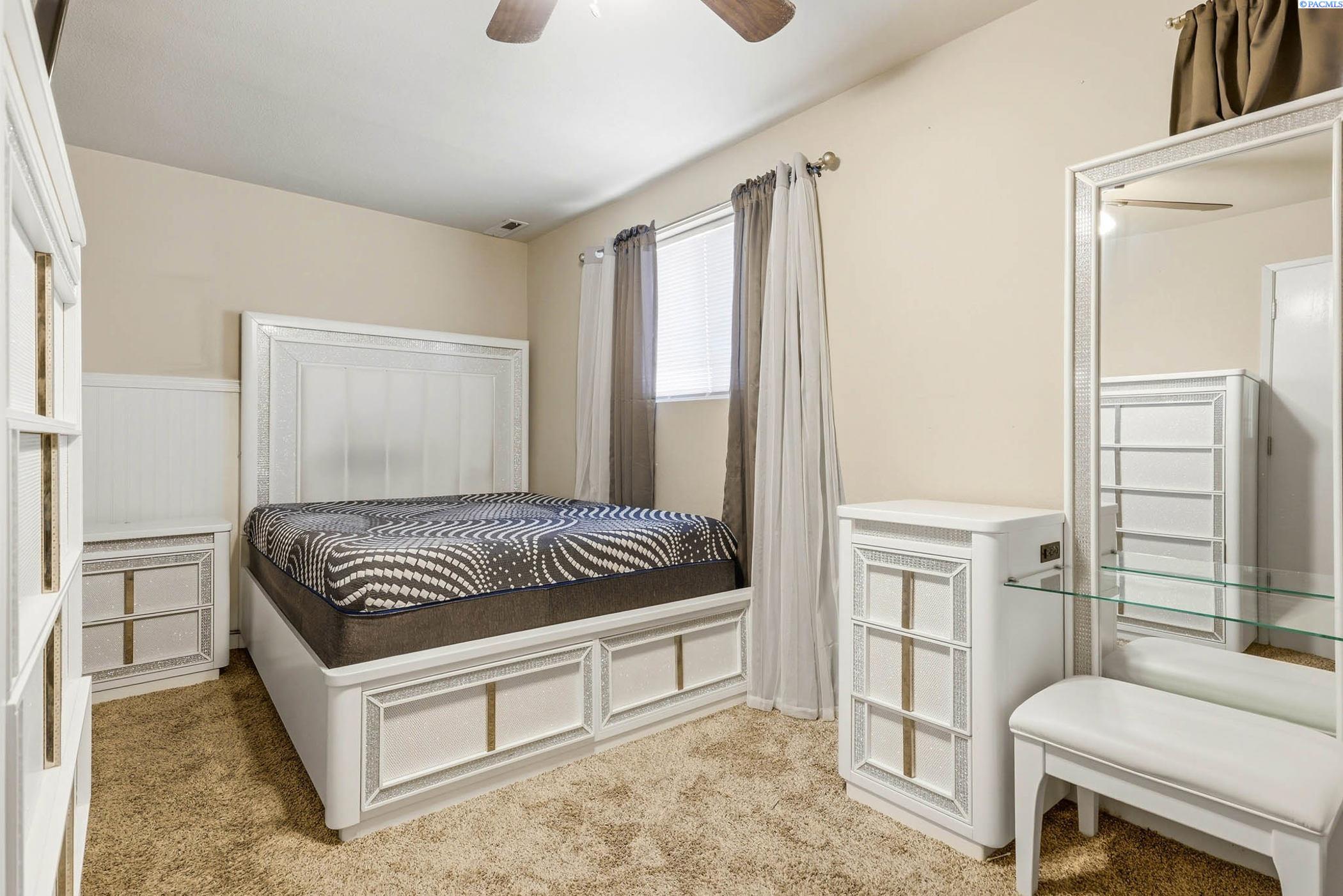 7807 W 12th Ave, Kennewick, WA 99338