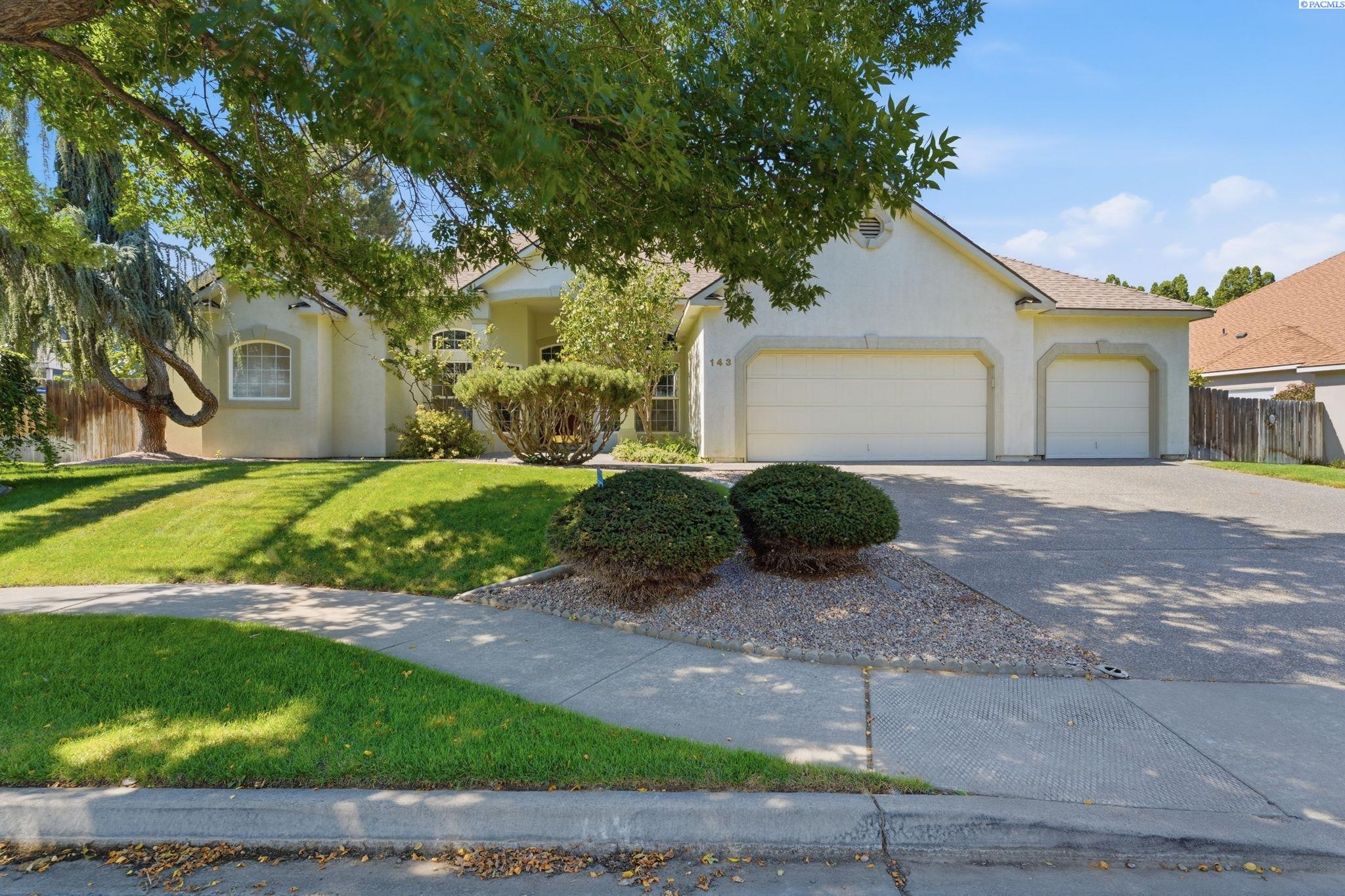 143 W Mesa Dr, Richland, WA 99352