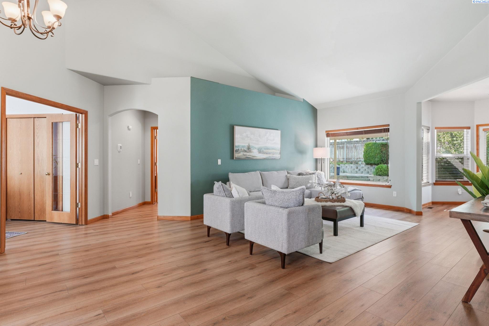 143 W Mesa Dr, Richland, WA 99352