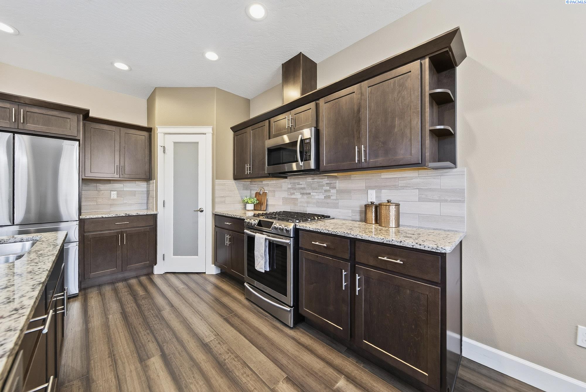 6018 Cotswold Ln, Pasco, WA 99301