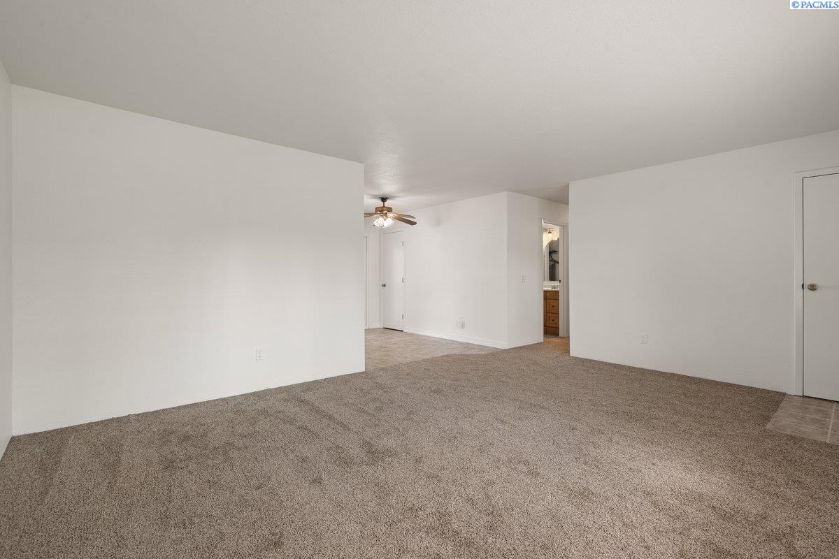 484 S 41st Ave, West Richland, WA 99353-5006