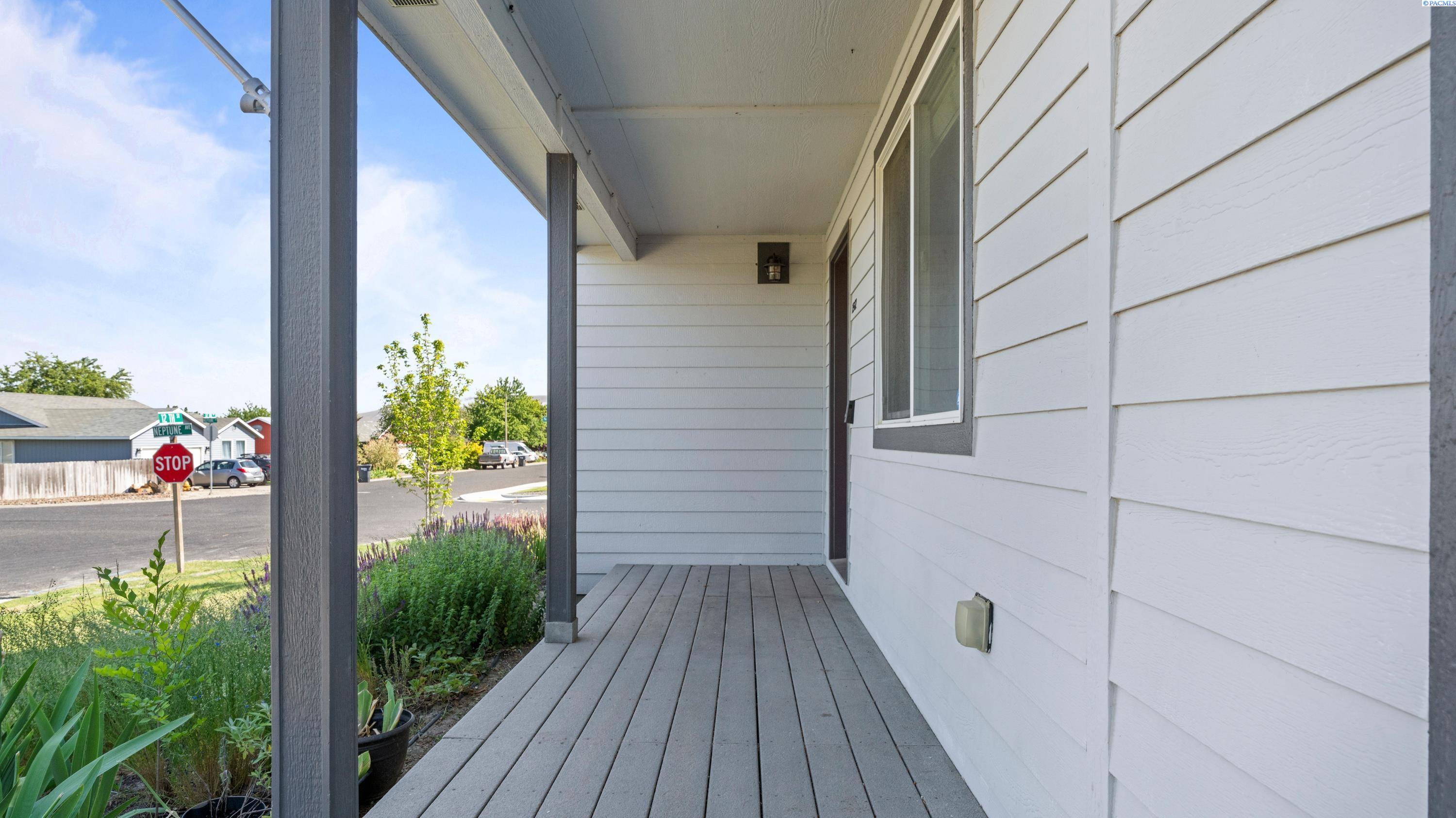 1542 NE 12th St, Benton City, WA 99320