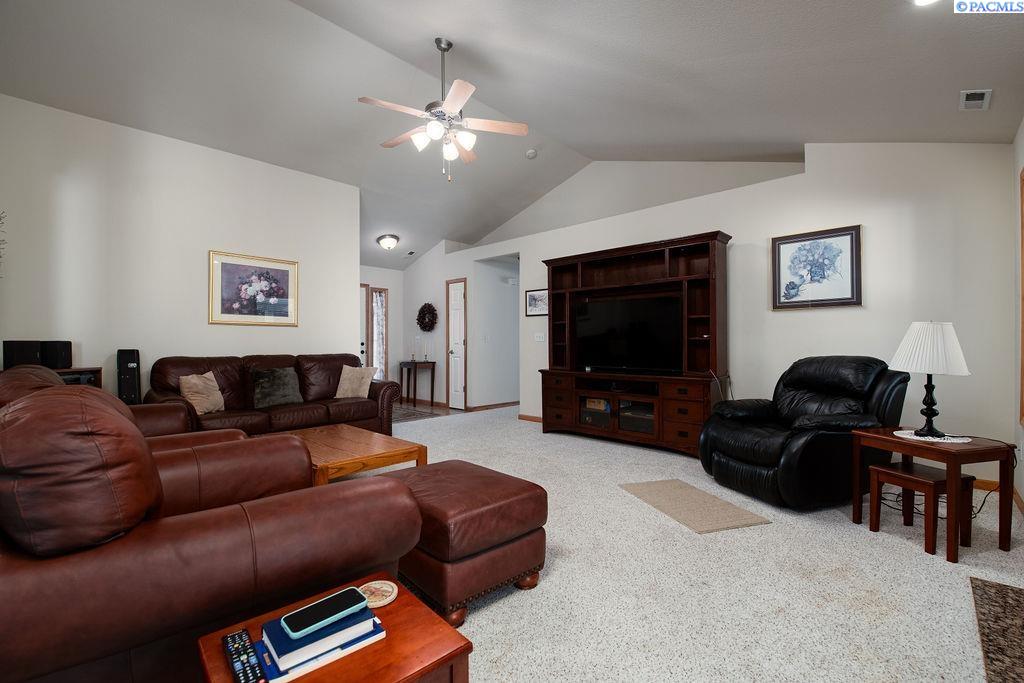 4307 Segovia Dr, Pasco, WA 99301