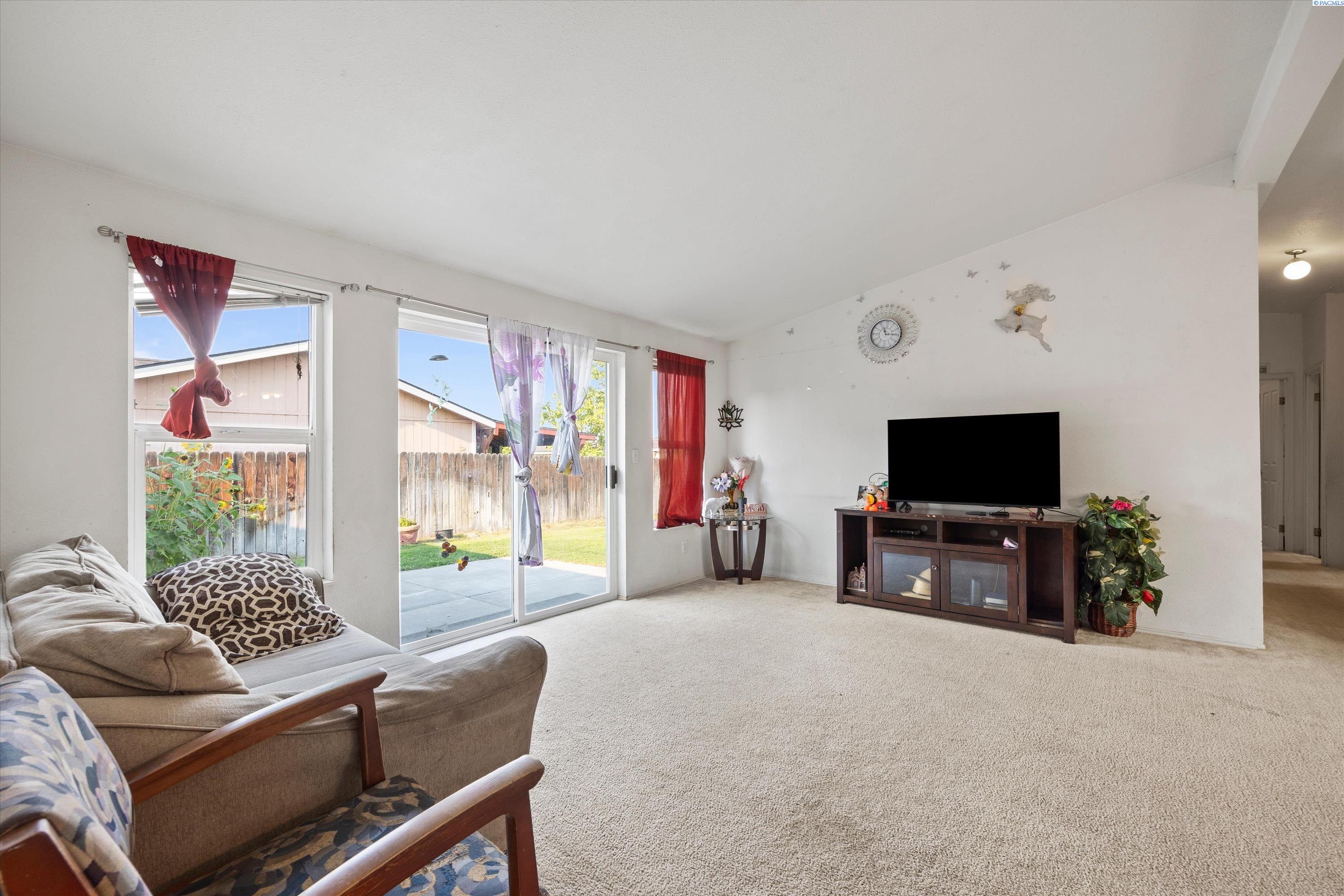 611 N Waldemar Ave, Pasco, WA 99301
