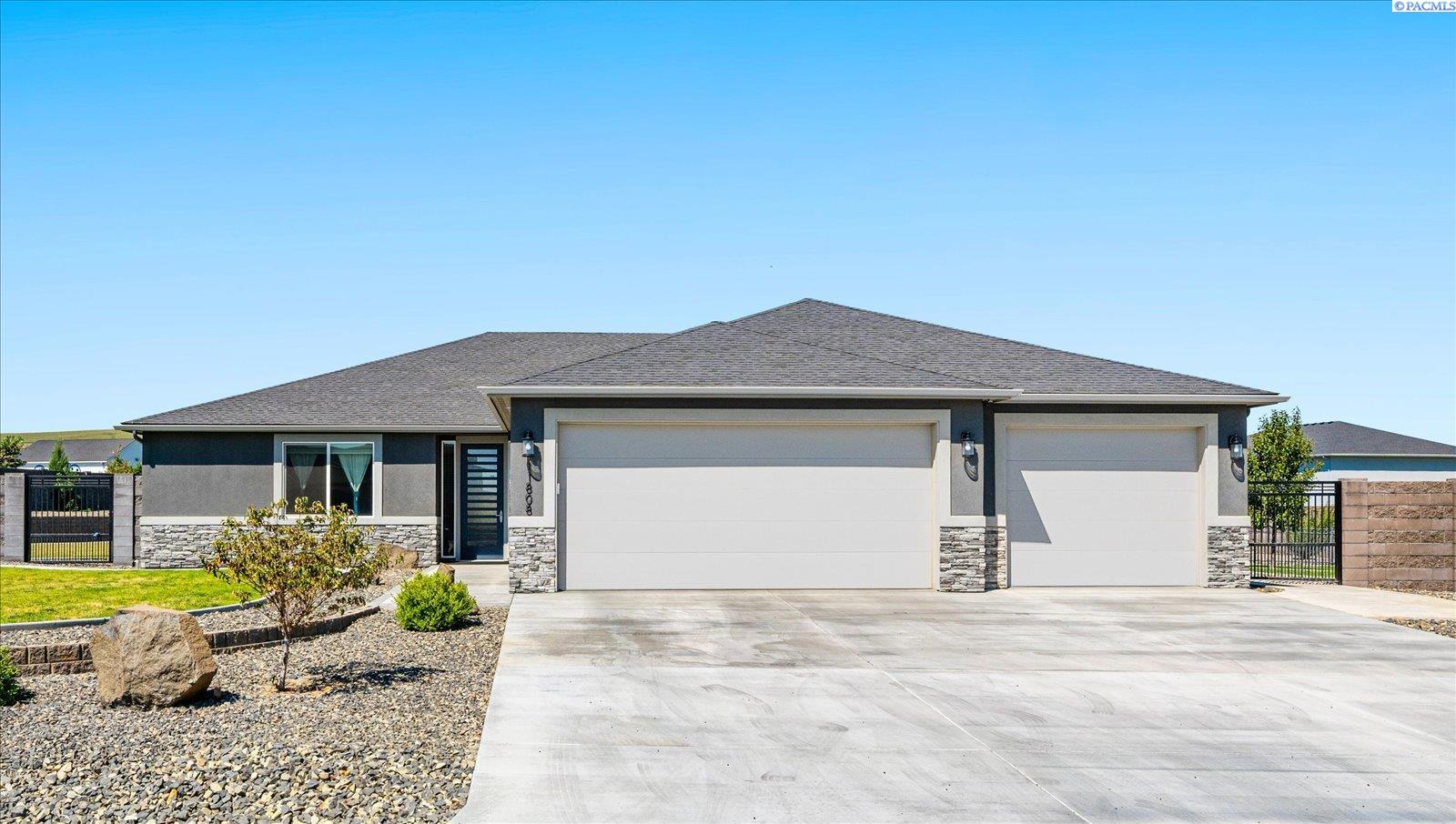 11808 S Gallop Ln, Kennewick, WA 99338