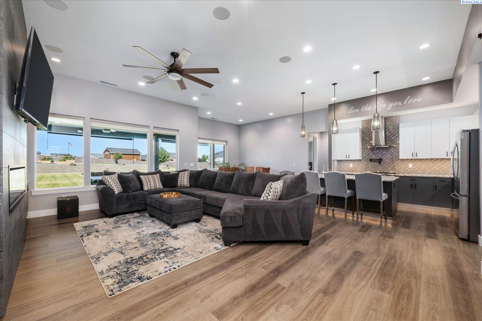 11808 S Gallop Ln, Kennewick, WA 99338