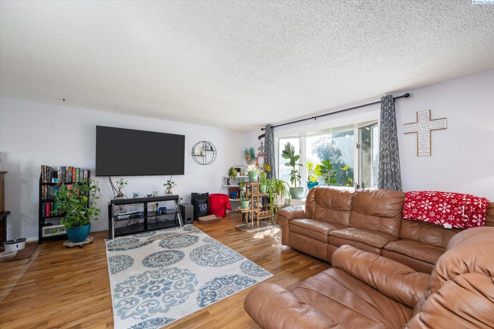 219 S Olson St, Kennewick, WA 99336
