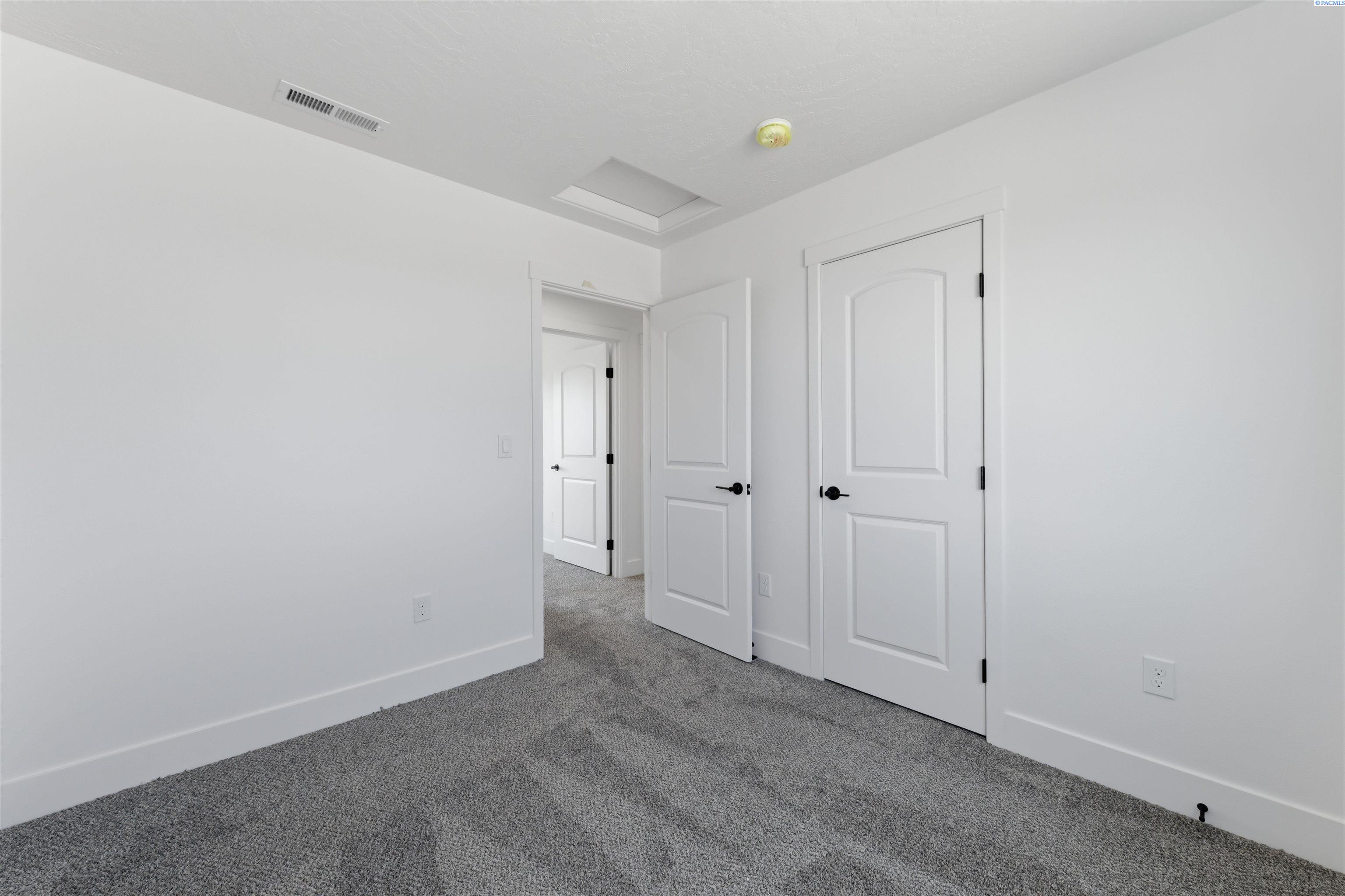 270 N Dewberry Pl, Kennewick, WA 99336