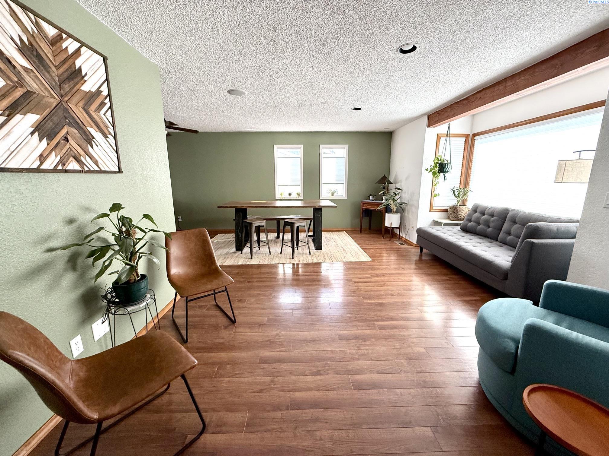 3611 S Benton Pl, Kennewick, WA 99337-5151
