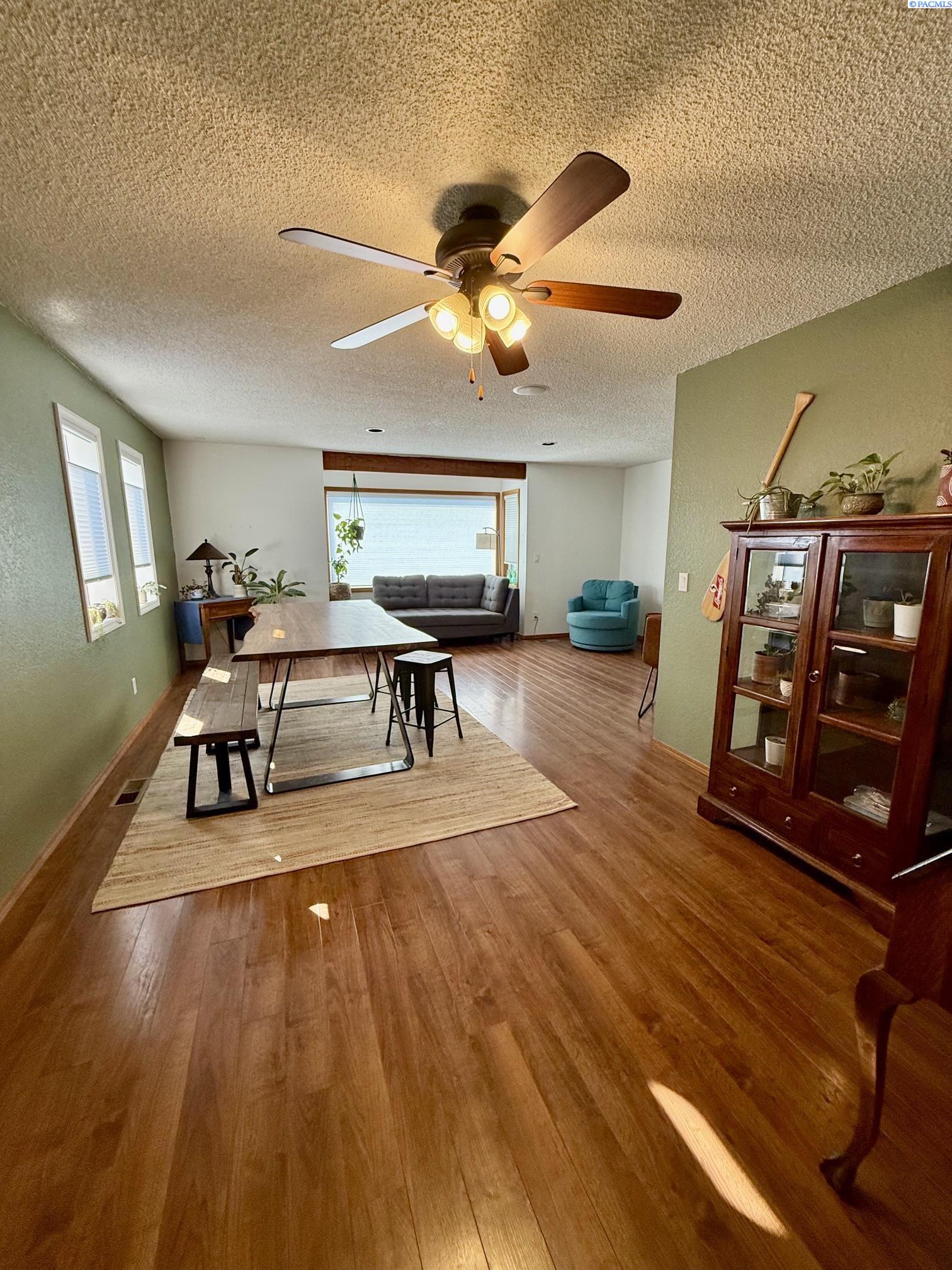 3611 S Benton Pl, Kennewick, WA 99337-5151